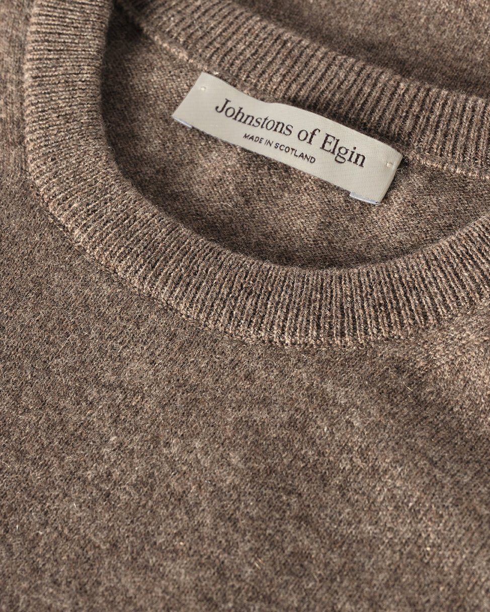 JOHNSTONS OF ELGIN LUNAN CREW SWEATER CLASSIC CASHMERE ROUND NECK SWEATER - 2 PLY BROWN 100% CASHMERE WORN WITH LOVAT CASHMERE BEANIE IN ALGIE GREEN KAP05784HB7128