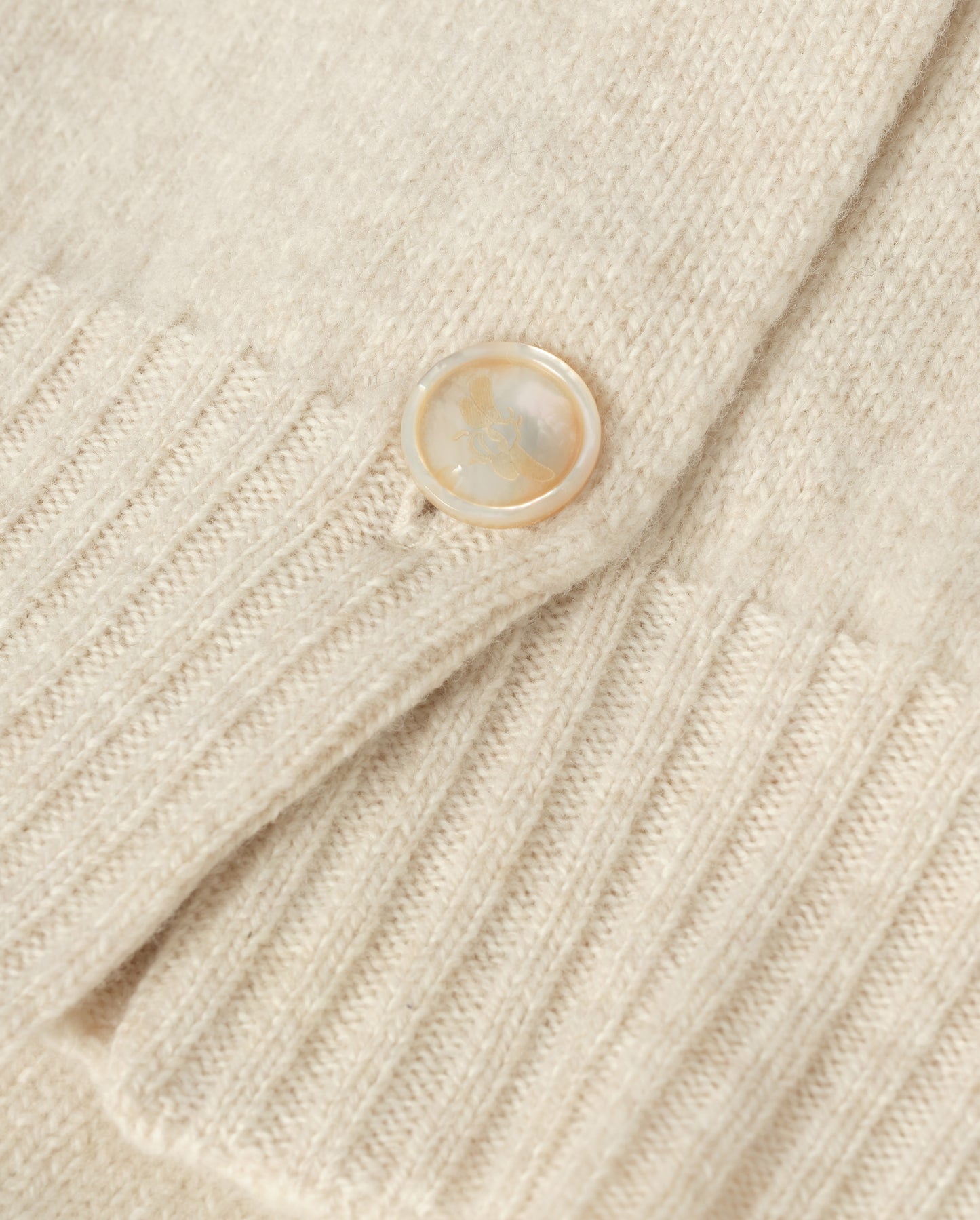 JOHNSTONS OF ELGIN BLYTH CREW CARDIGAN LAMBSWOOL ROUND NECK SADDLE SHOULDER CARDIGAN CREAM 100% LAMBSWOOL KDA00820HB0294