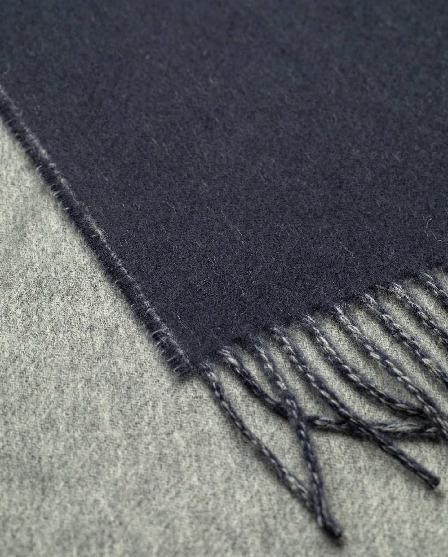JOHNSTONS OF ELGIN CASHMERE CONTRAST REVERSIBLE SCARF DARK NAVY & GREY 100% CASHMERE WA000020RU7647ONE