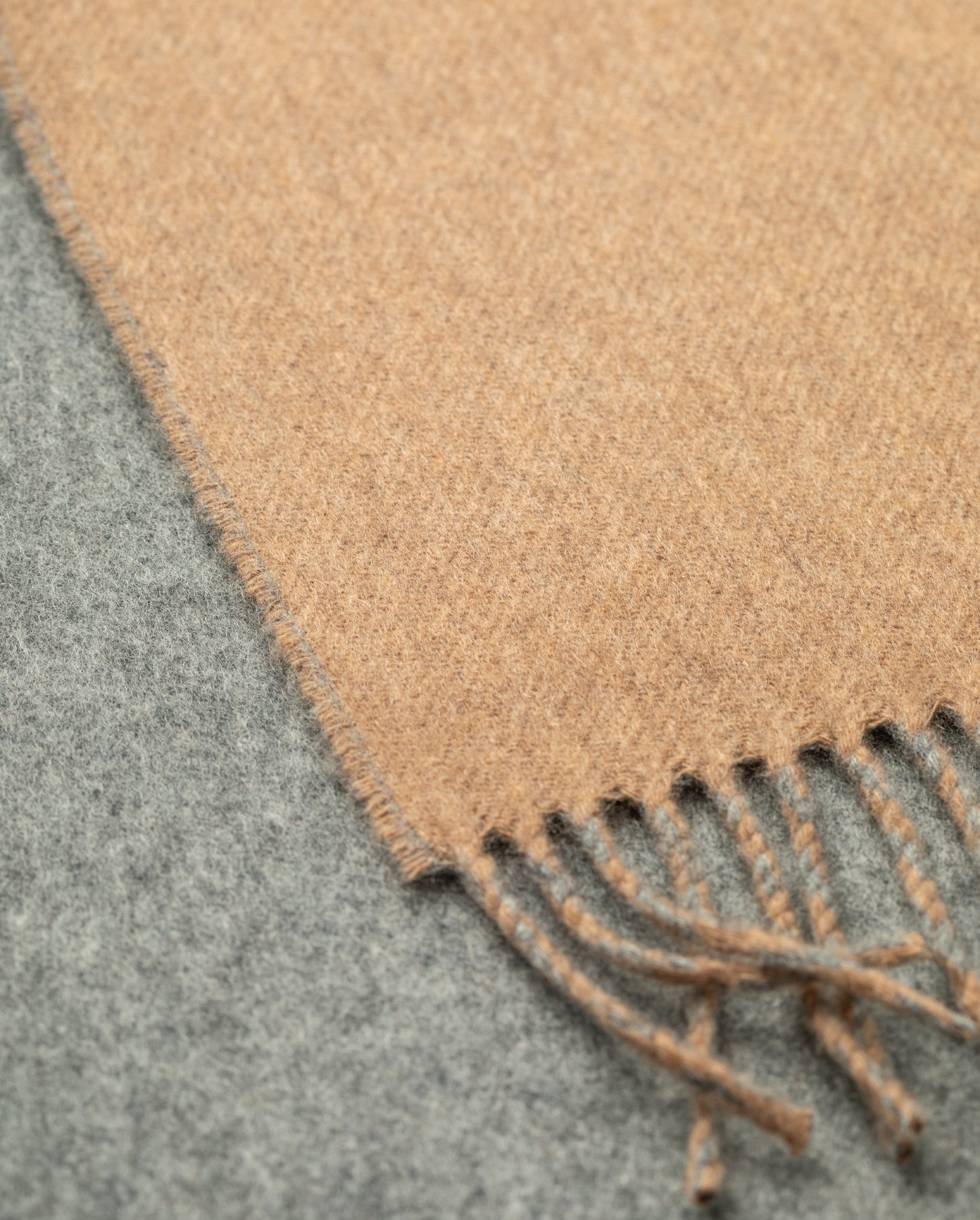 JOHNSTONS OF ELGIN CASHMERE CONTRAST REVERSIBLE SCARF NATURAL & GREY 100% CASHMERE WA000020RU7793ONE