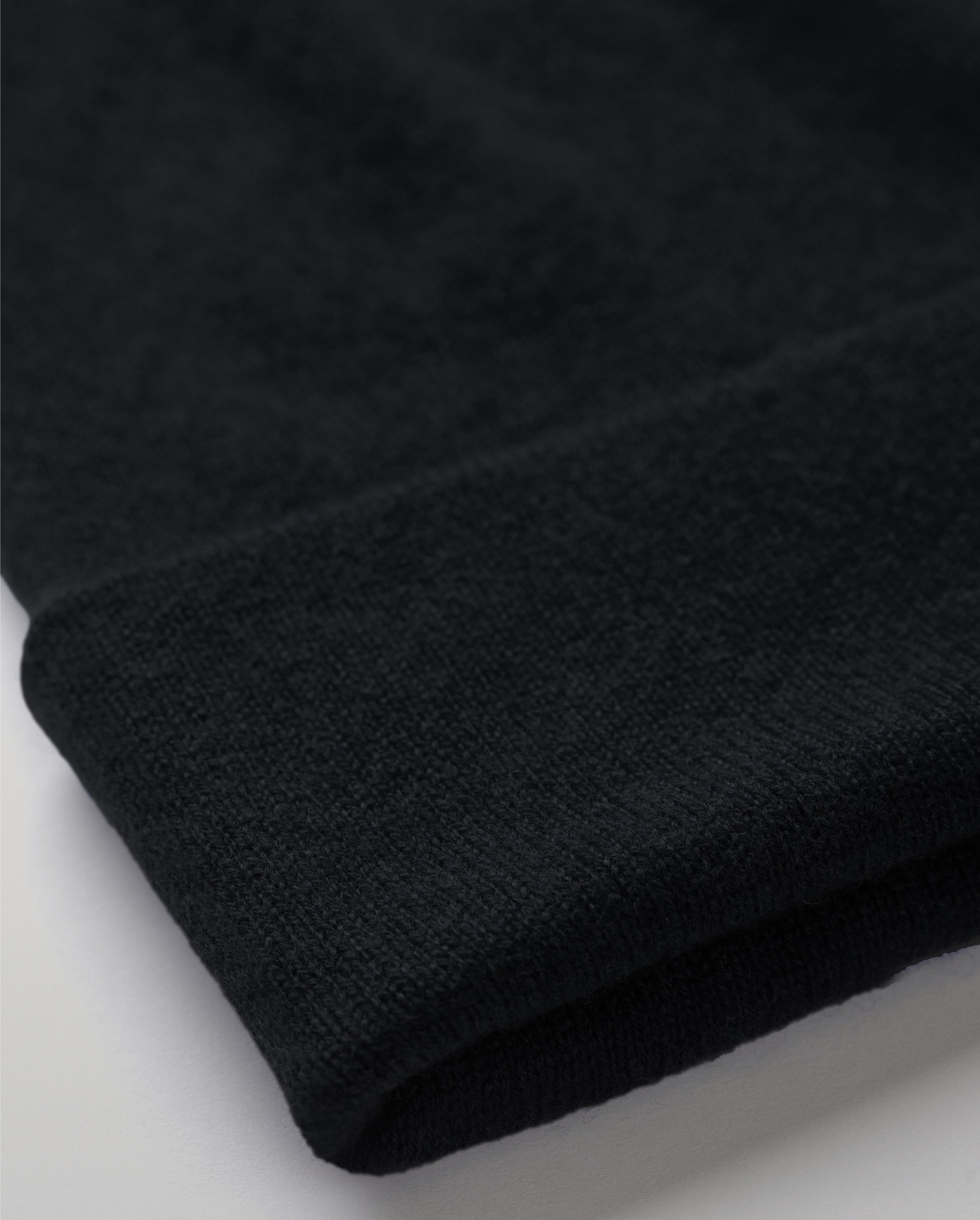 JOHNSTONS OF ELGIN BRAEMAR BLACK BEANIE IN 100% CASHMERE HAE02655SA7099ONE