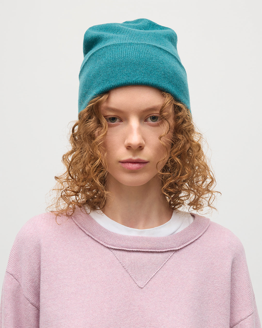 JOHNSTONS OF ELGIN BRAEMAR BEANIE IN 100% CASHMERE  VERDIGRIS GREEN WITH WOMEN'S LUNAN PINK STELLA CASHMERE SWEATSHIRT HAE02655SC4720ONE