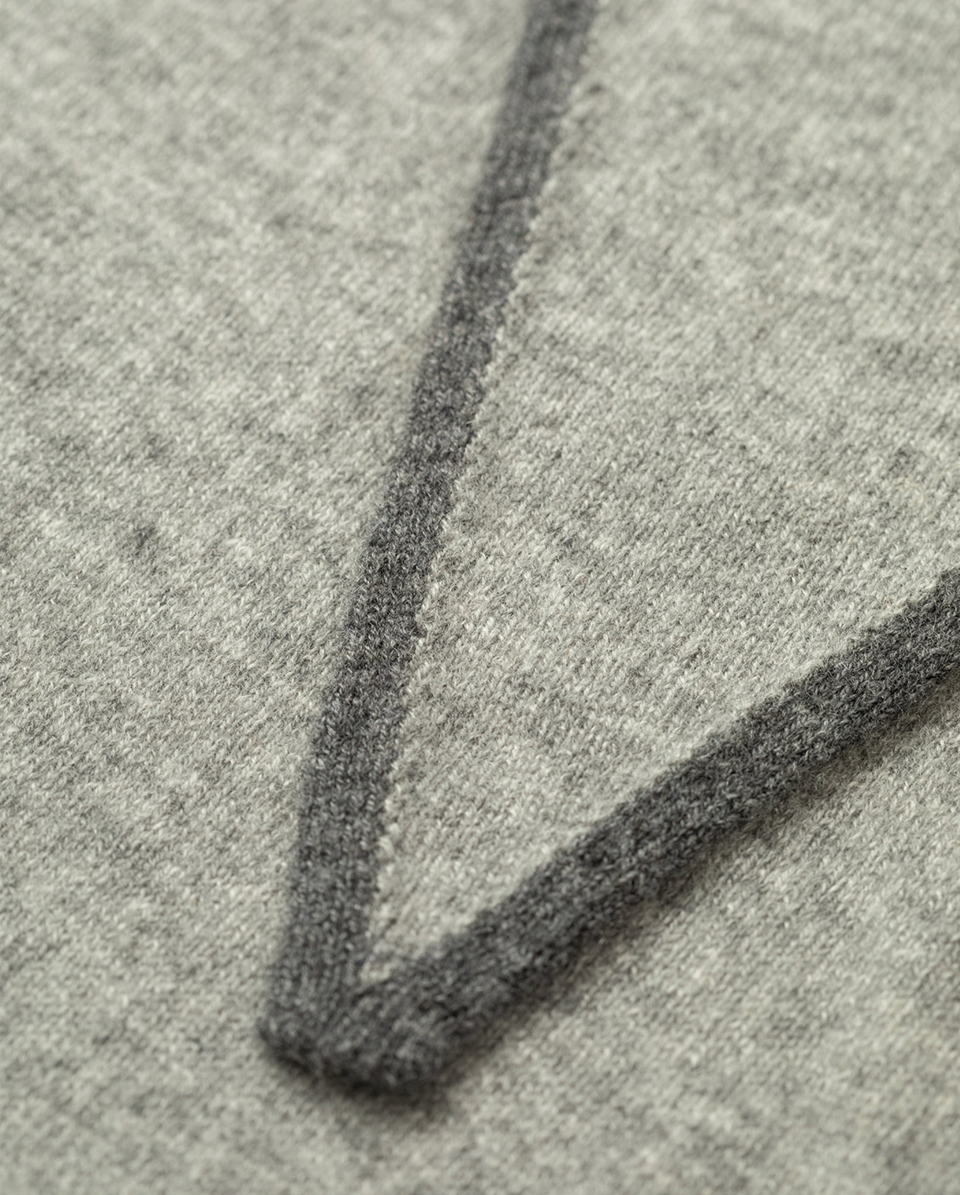 JOHNSTONS OF ELGIN CASHMERE GAUZY ETHEL DIAMOND SCARF GREY 100% CASHMERE HAE03401Q26239ONE