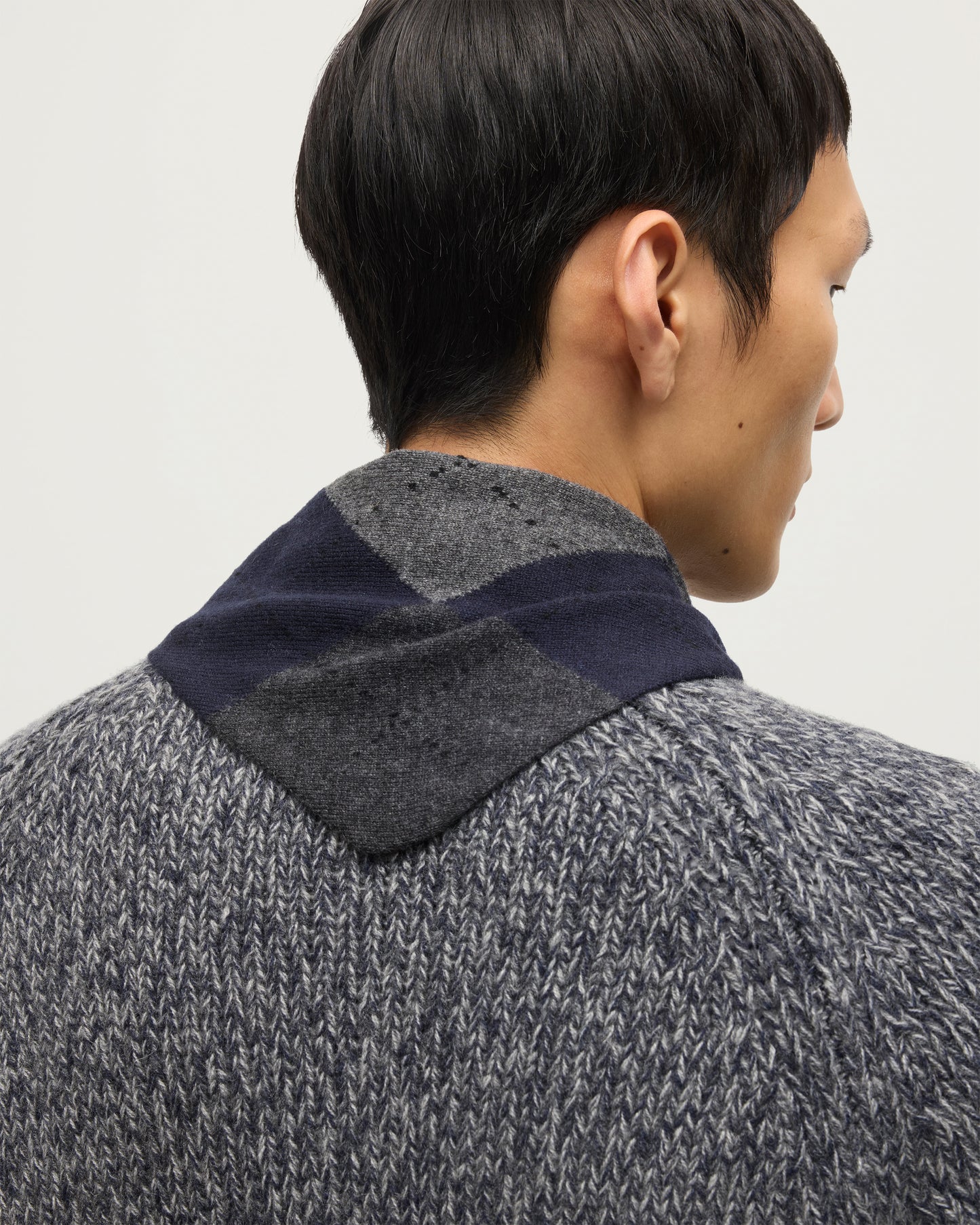JOHNSTONS OF ELGIN CLAN BANDANA NAVY 100% CASHMERE ON A MALE MODEL OVER A NAVY MARL CASHMERE SWEATER HAP03612JU1613ONE