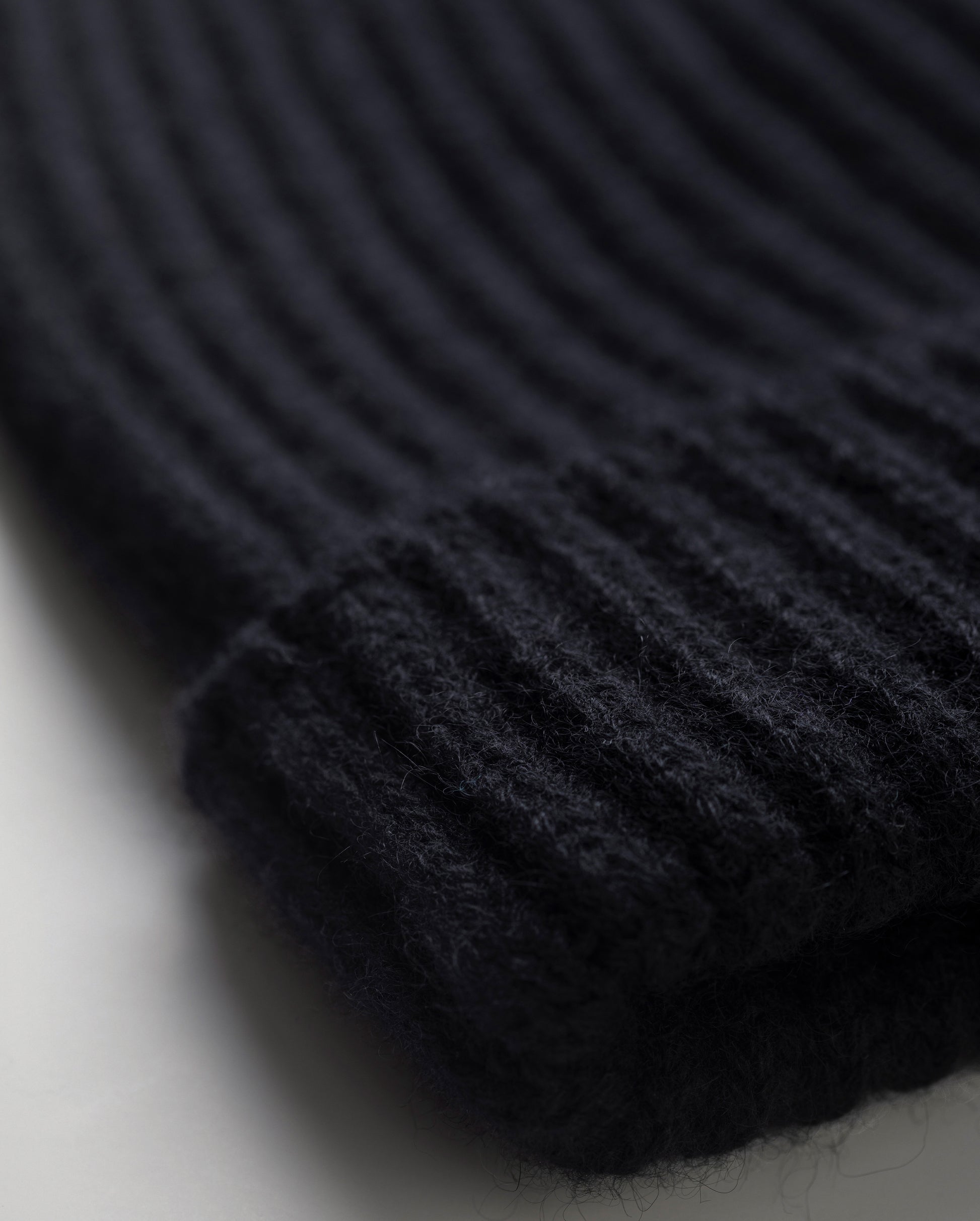 JOHNSTONS OF ELGIN CASHMERE RIBBED LOVAT BEANIE BLACK 100% CASHMERE HAY03614SA7210ONE
