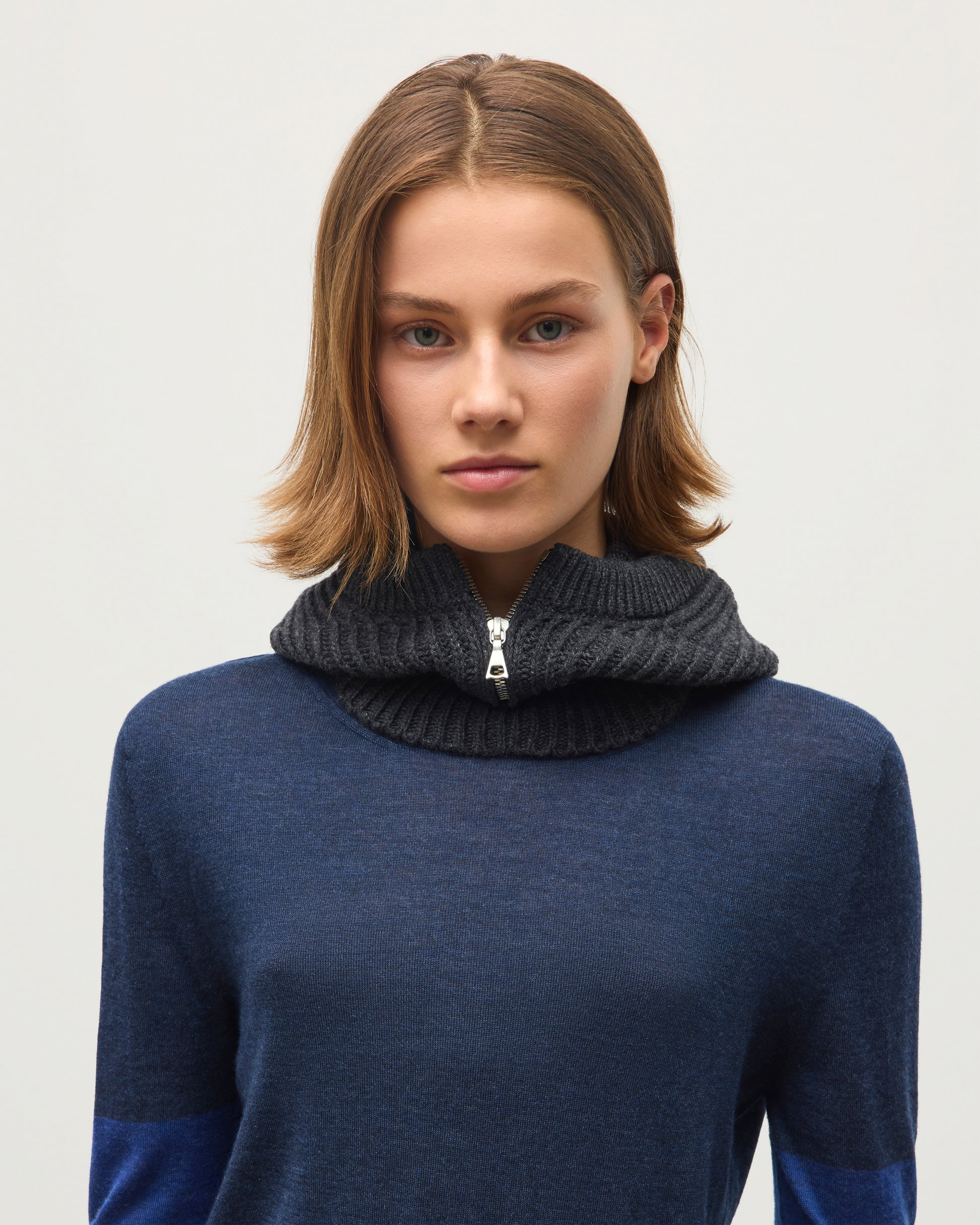 JOHNSTONS OF ELGIN CASHMERE RIBBED NEVIS HOOD WITH ZIP FASTENING DARK GREY 100% CASHMERE HAY03615Q26295ONE