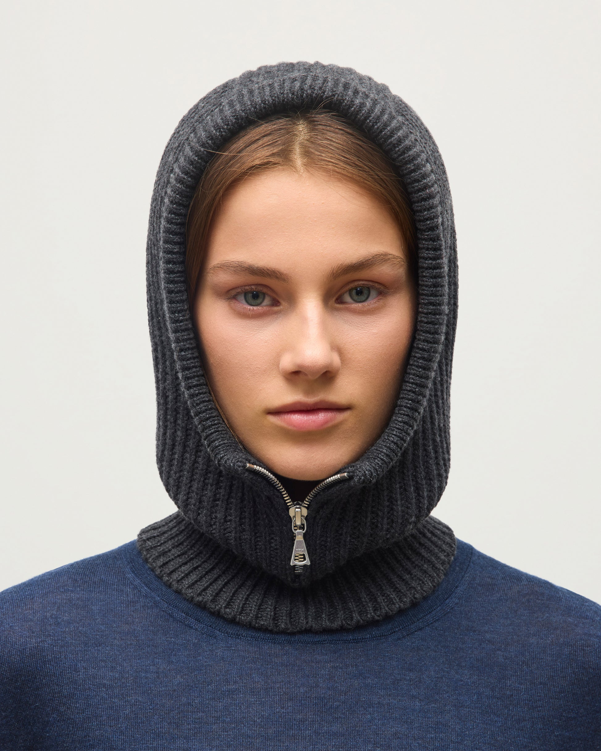 JOHNSTONS OF ELGIN CASHMERE RIBBED NEVIS HOOD WITH ZIP FASTENING DARK GREY 100% CASHMERE HAY03615Q26295ONE