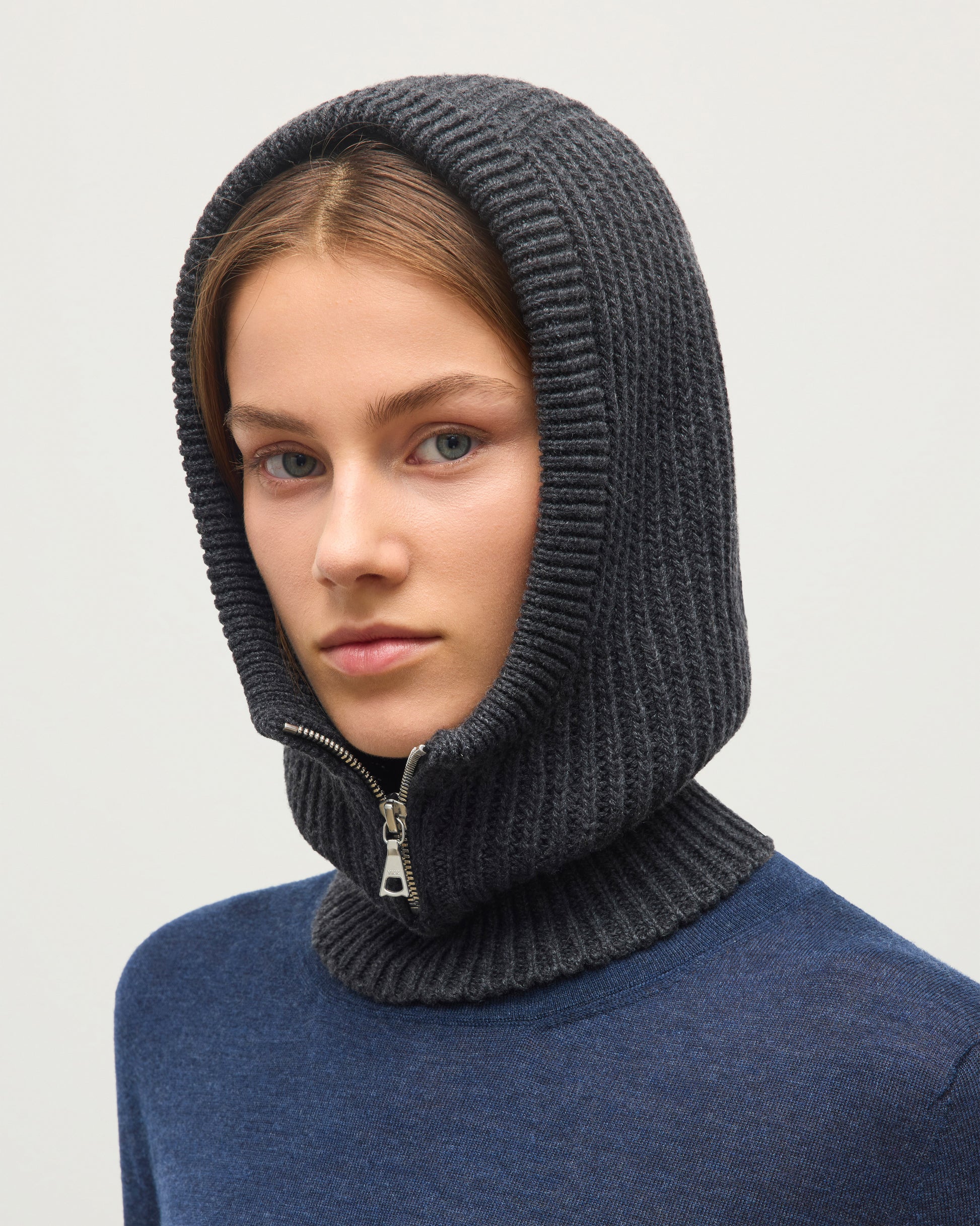 JOHNSTONS OF ELGIN CASHMERE RIBBED NEVIS HOOD WITH ZIP FASTENING DARK GREY 100% CASHMERE HAY03615Q26295ONE