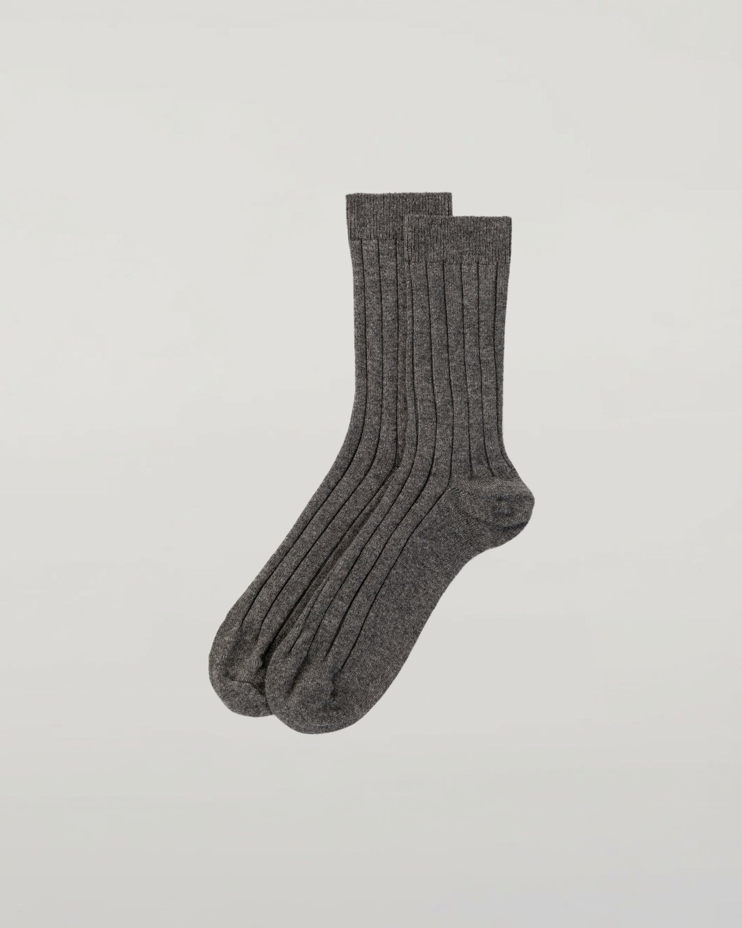 Johnstons of Elgin AW24 Knitted Accessory Mid Grey Men's Cashmere Ribbed Socks HBN01009HA4181