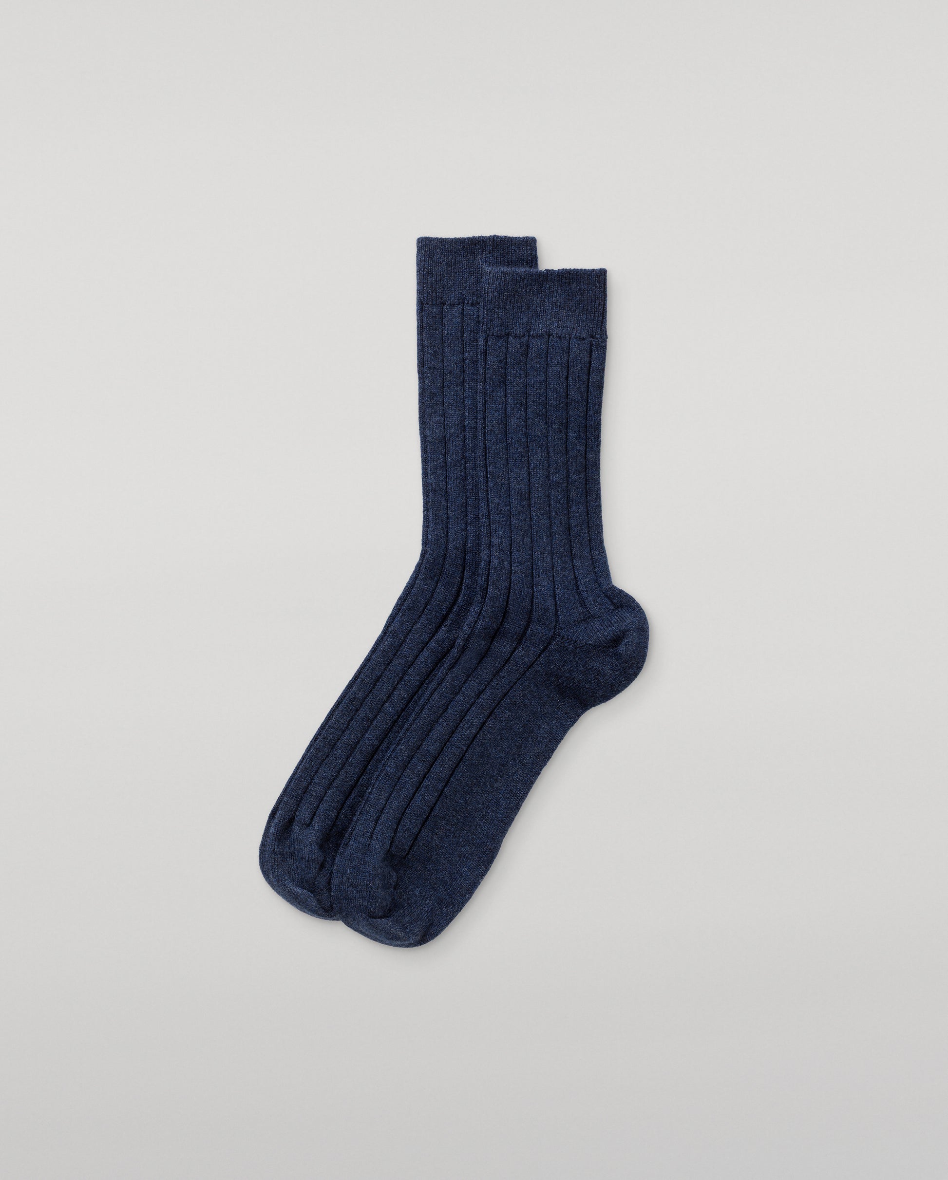 JOHNSTONS OF ELGIN MENS CASHMERE RIBBED FLEMING SOCKS NAVY 90% CASHMERE, 10% NYLON HBN01009HD7350