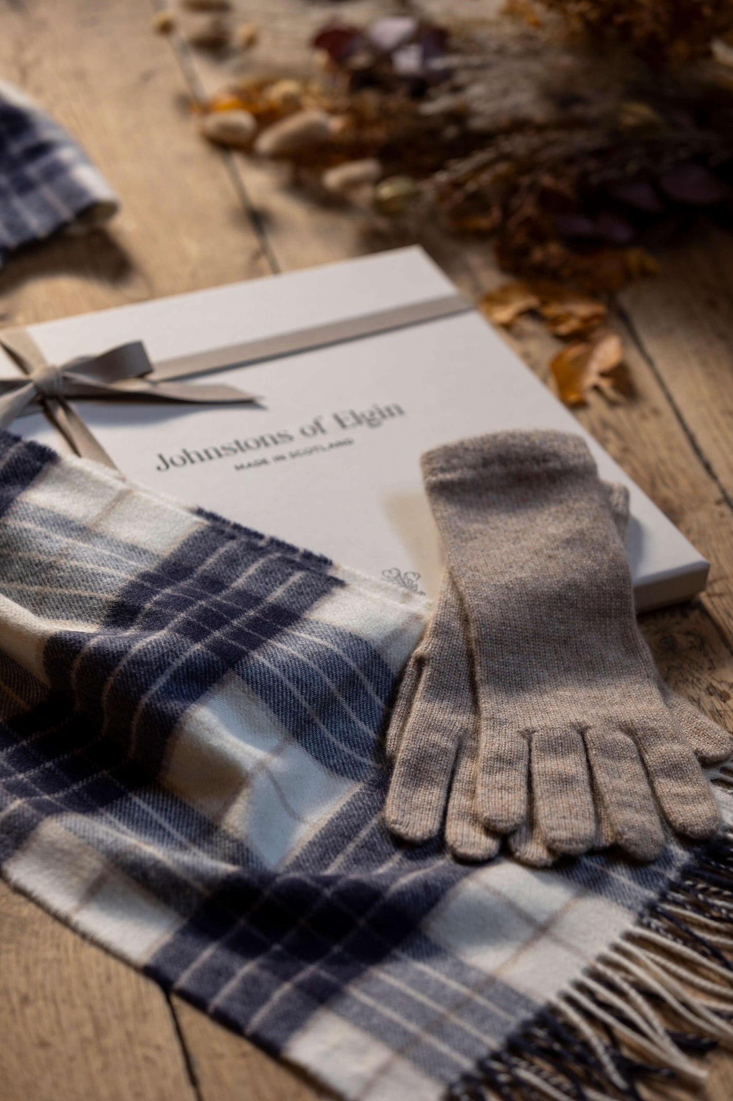 Johnstons of Elgin Women's Knockmore Cashmere Accessories Gift Set 365GIFTSET7B
