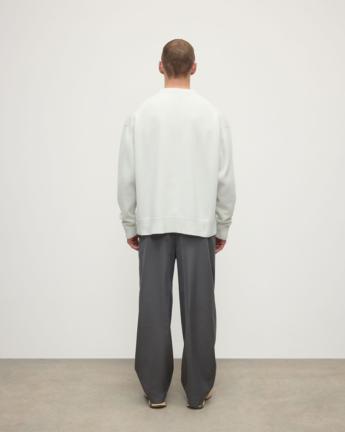 Johnstons of Elgin men's white cashmere sweater KAA05310HA0371