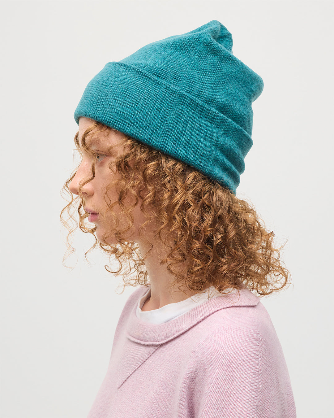 JOHNSTONS OF ELGIN BRAEMAR BEANIE IN 100% CASHMERE  VERDIGRIS GREEN WITH WOMEN'S LUNAN PINK STELLA CASHMERE SWEATSHIRT HAE02655SC4720ONE