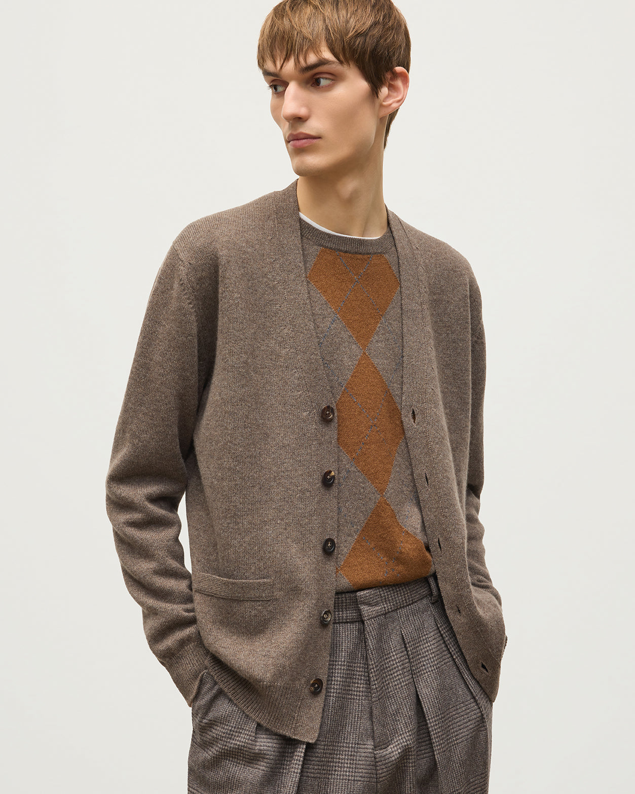 JOHNSTONS OF ELGIN REDPATH VEE NECK CARDIGAN CASHMERE VEE NECK CARDIGAN - 4 PLY BROWN 100% CASHMERE KAA05962HB7128