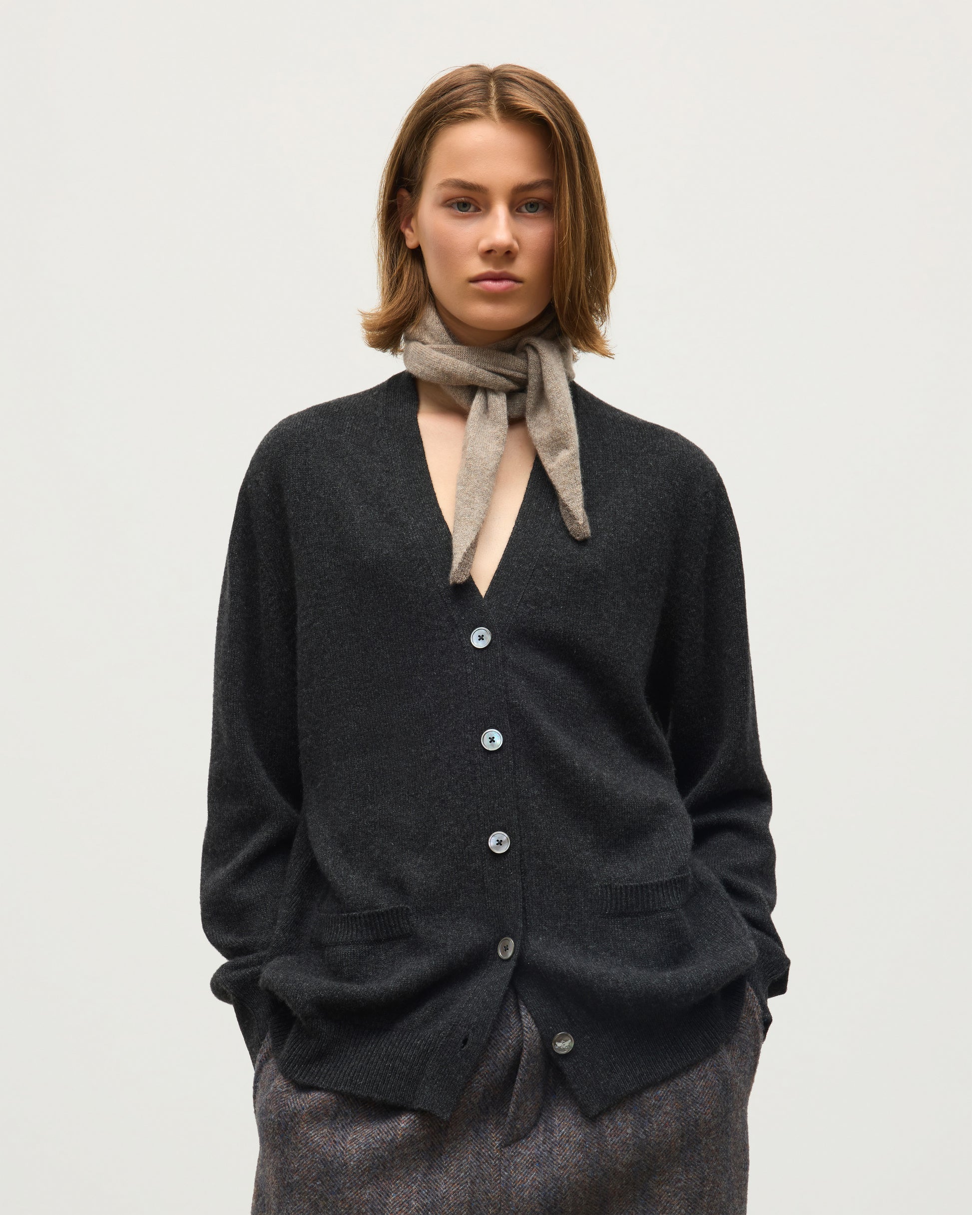 JOHNSTONS OF ELGIN WILD THISTLE INTARSIA CARDIGAN CASHMERE THISTLE INTARSIA VEE NECK CARDIGAN WITH POCKETS DARK GREY 100% CASHMERE KAA05974JU1657