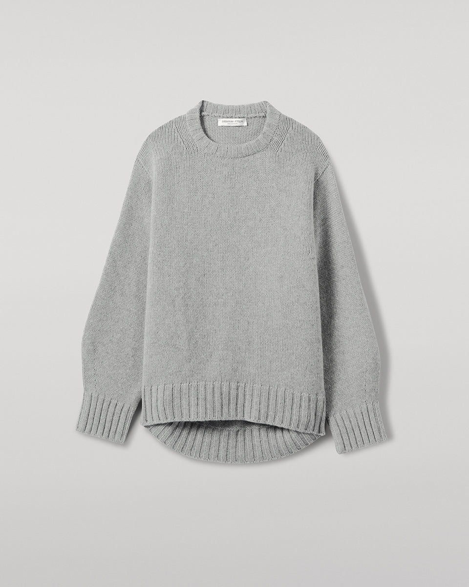 Johnstons of Elgin AW25 Women's Knitwear Light Grey Relaxed Grey Cashmere Jumper close up KAB05562HA0308