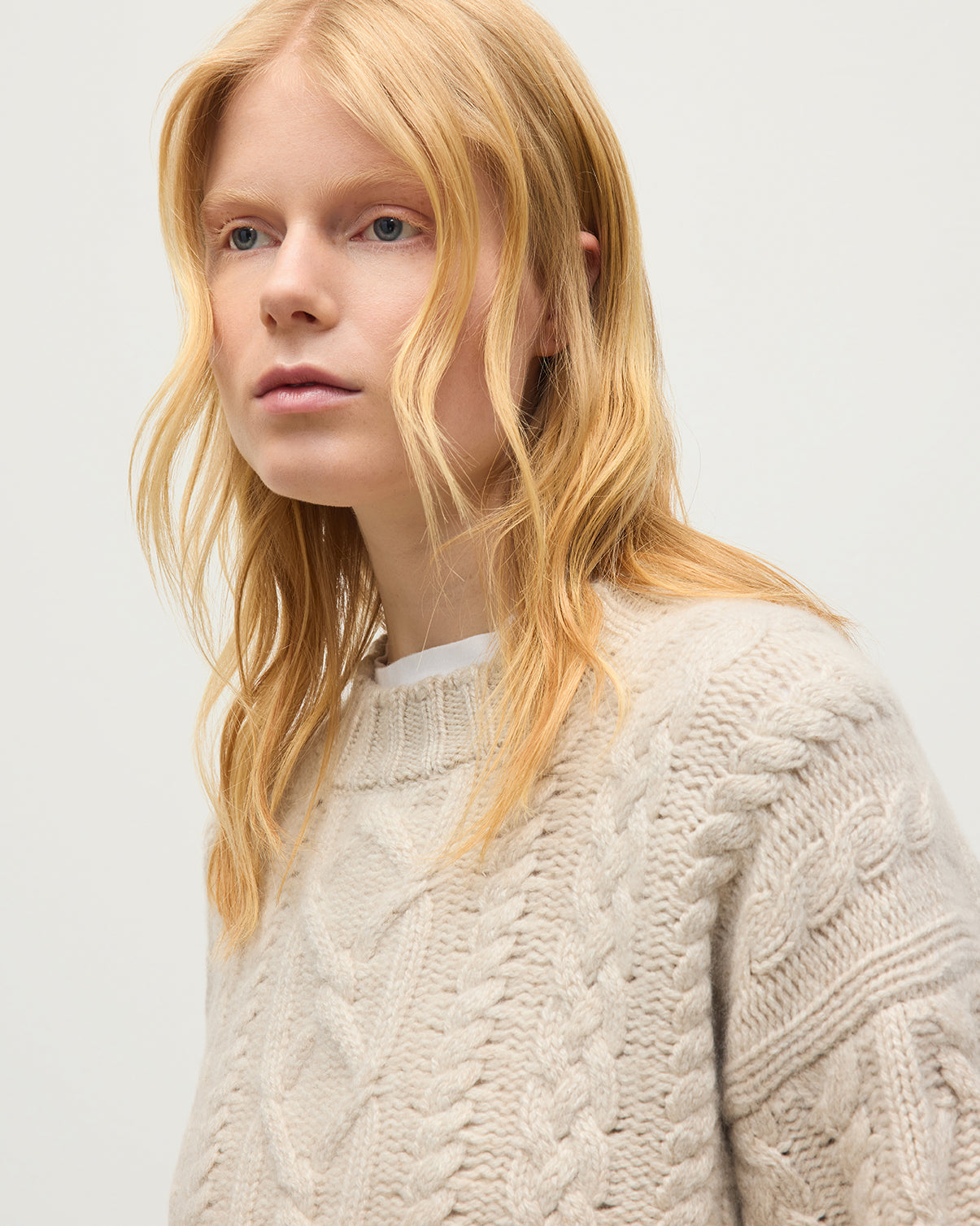 JOHNSTONS OF ELGIN MABEL CREW SWEATER CASHMERE ARAN CABLE ROUND NECK SWEATER CREAM 100% CASHMERE KAB06123HA0396