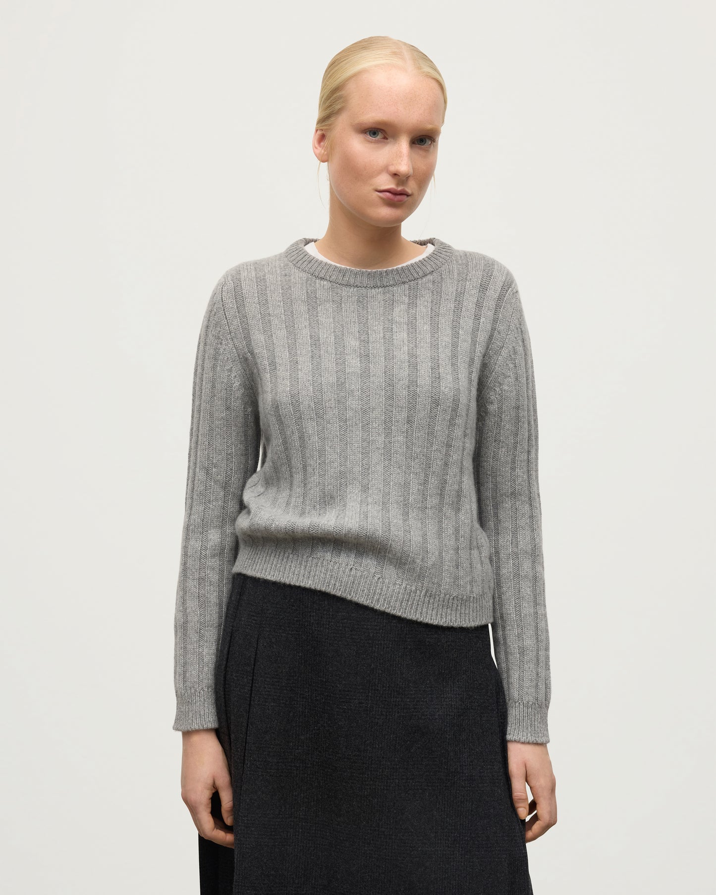 JOHNSTONS OF ELGIN WOMENS LECHT CREW SWEATER GREY 100% CASHMERE ON A MODEL KAC05706HA0400