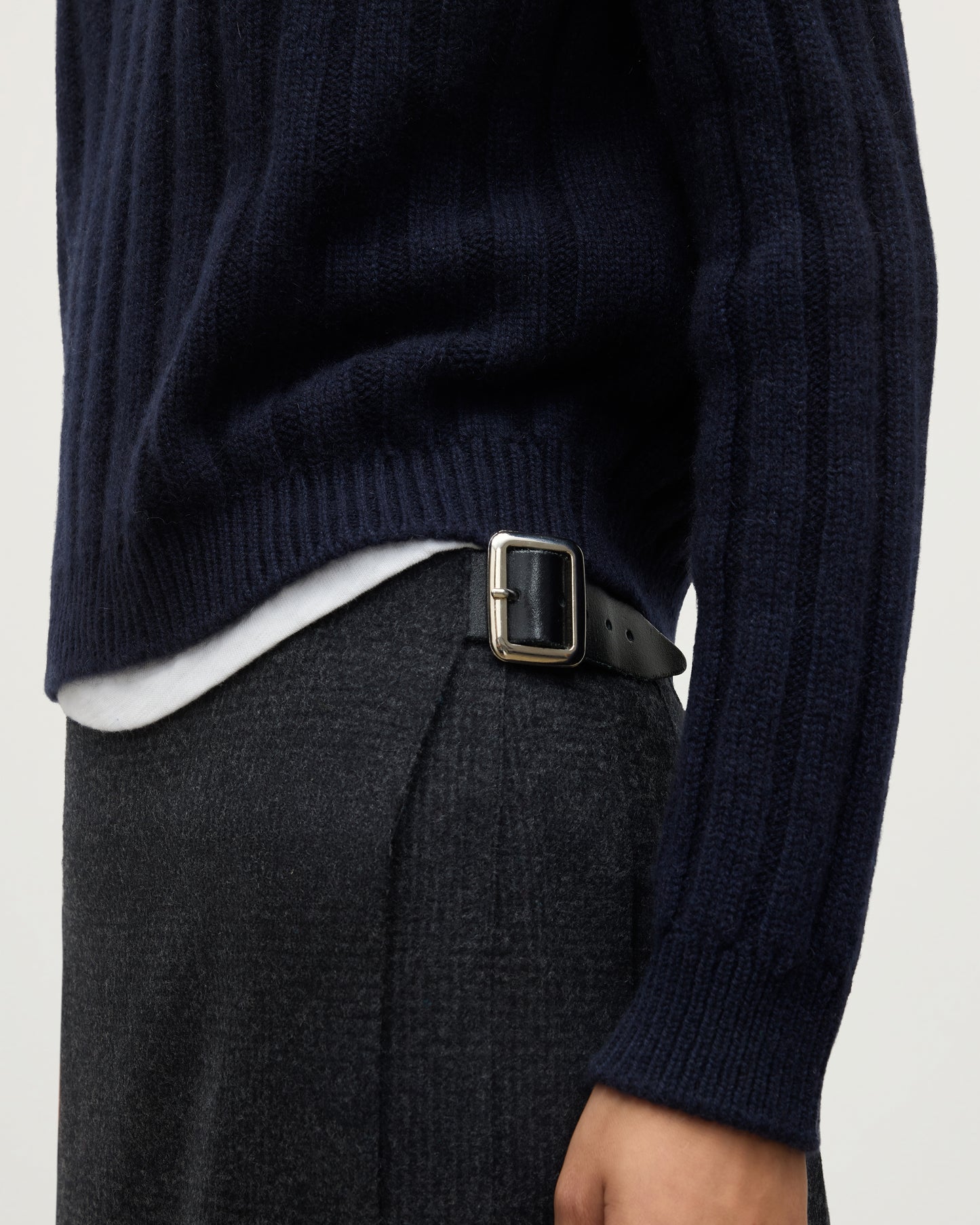 MODEL WEARING JOHNSTONS OF ELGIN WOMENS LECHT CREW SWEATER NAVY 100% CASHMERE KAC05706SD7666