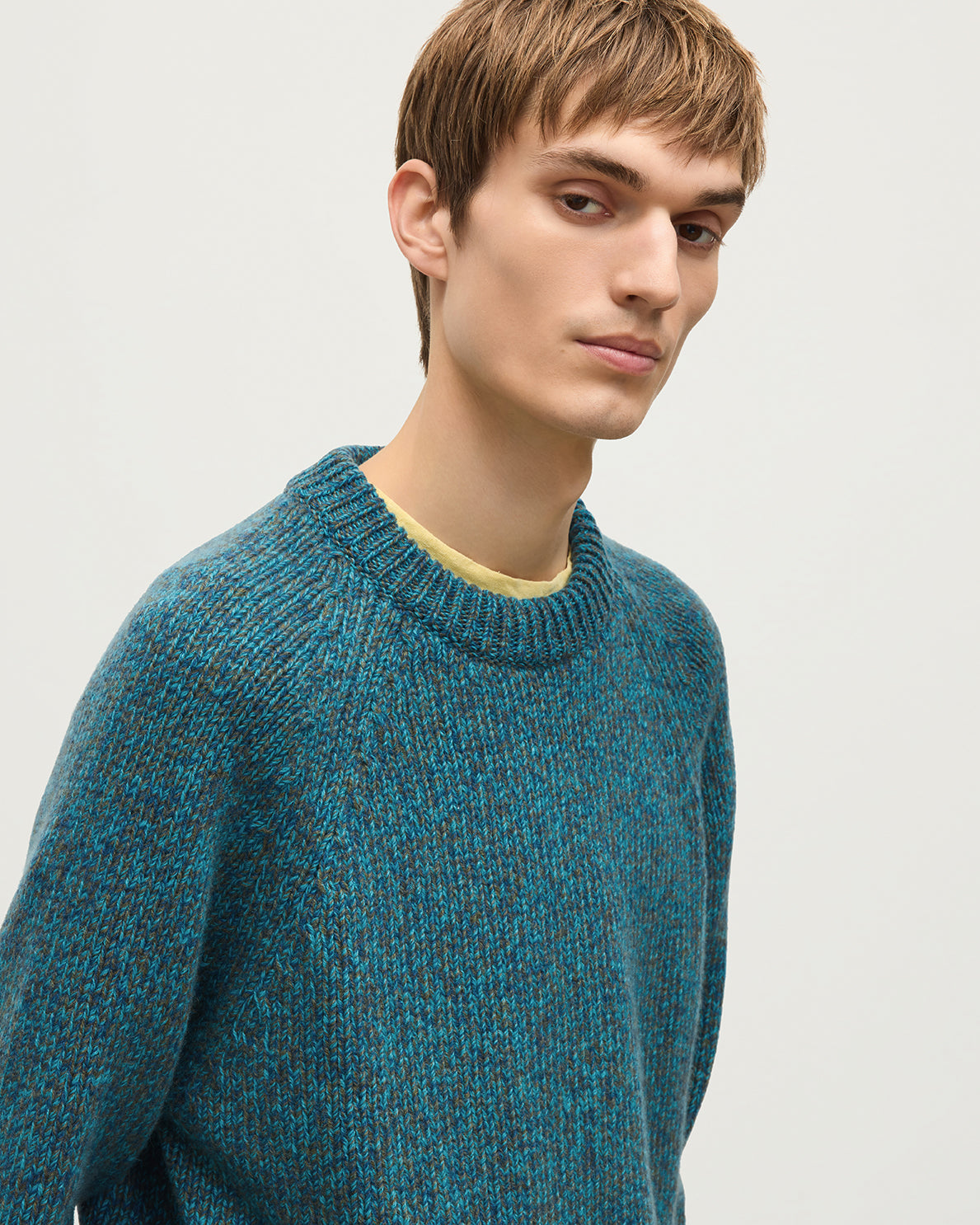 JOHNSTONS OF ELGIN FYFE CREW SWEATER CASHMERE 3 COLOUR MARL CREW SWEATER - 6 PLY BLUE MARL 100% CASHMERE KAC05753007012