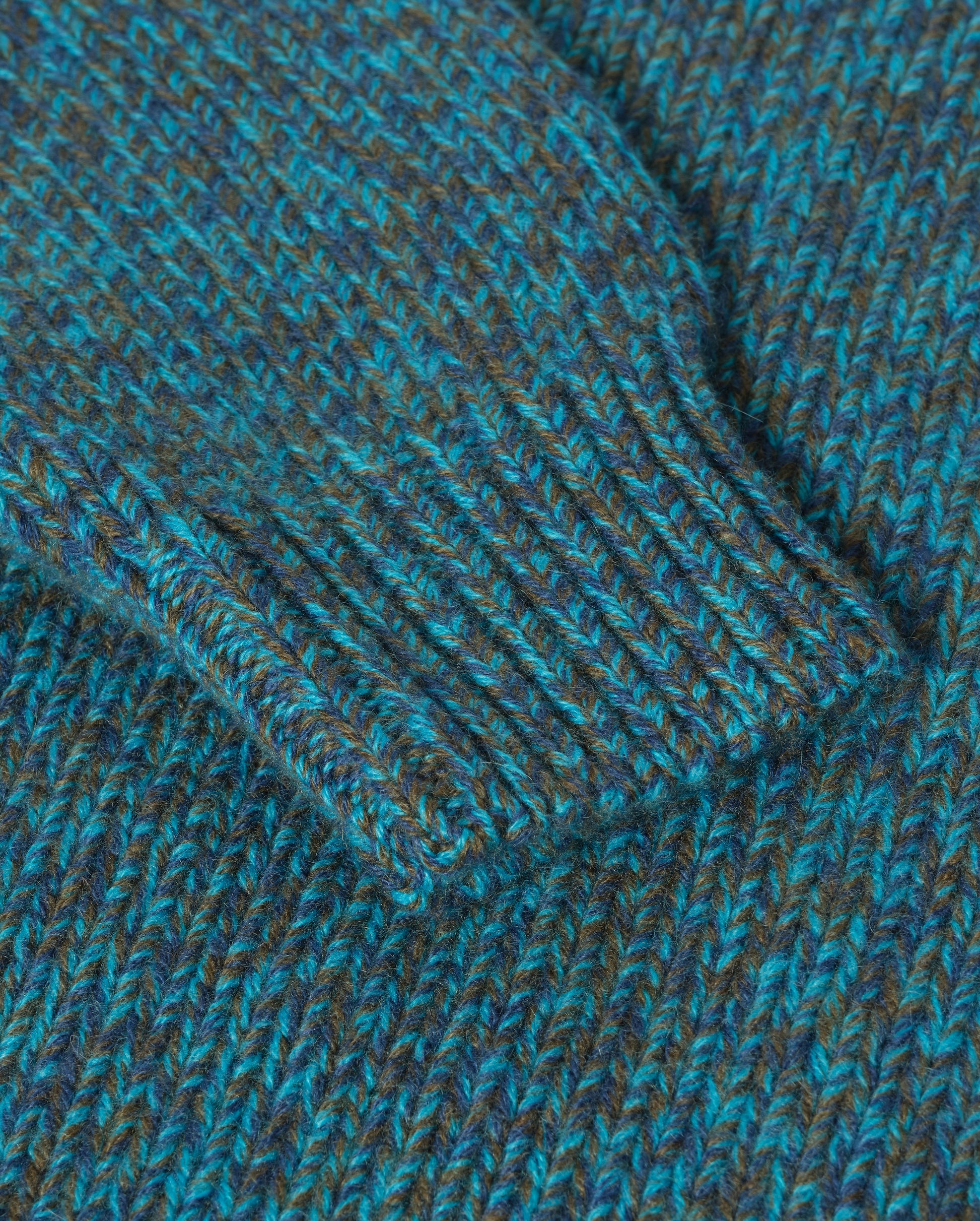 JOHNSTONS OF ELGIN FYFE CREW SWEATER CASHMERE 3 COLOUR MARL CREW SWEATER - 6 PLY BLUE MARL 100% CASHMERE UAC05753007012