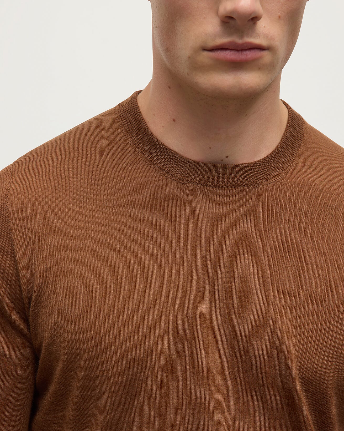 Johnstons of Elgin men's superfine cashmere camel round neck sweater KAI05241SB7300