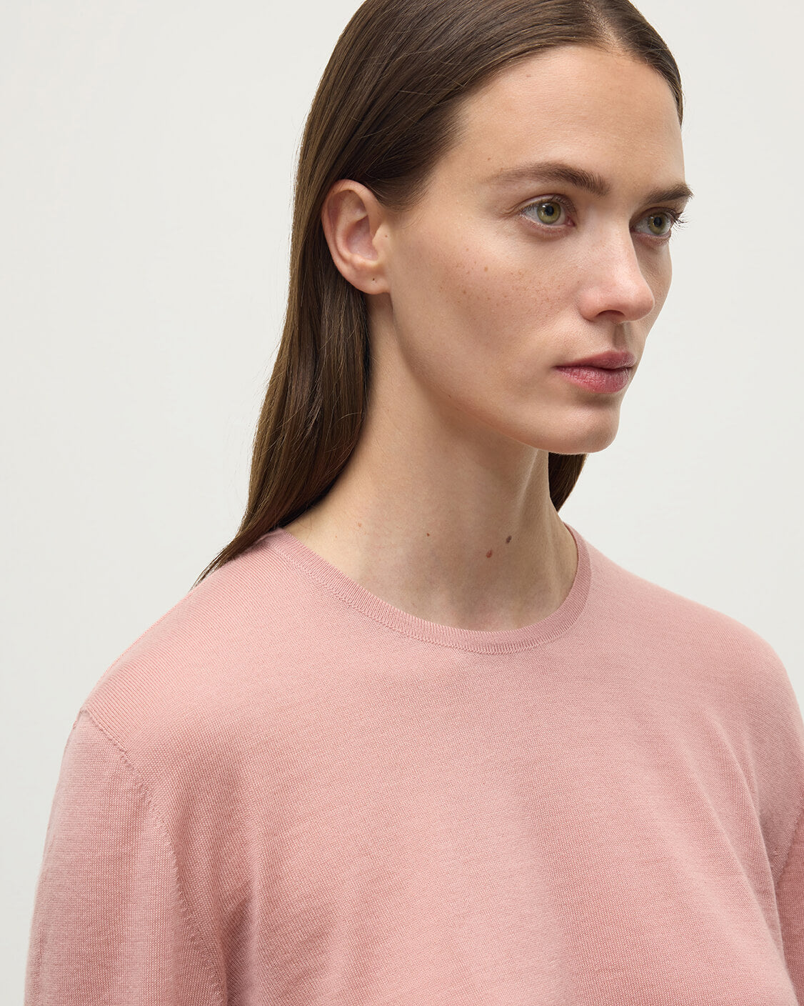 Model wearing Johnstons of Elgin AW25 Women's Knitwear Nude Superfine Cashmere Pink Jumper neckline details KAI05318SE5274