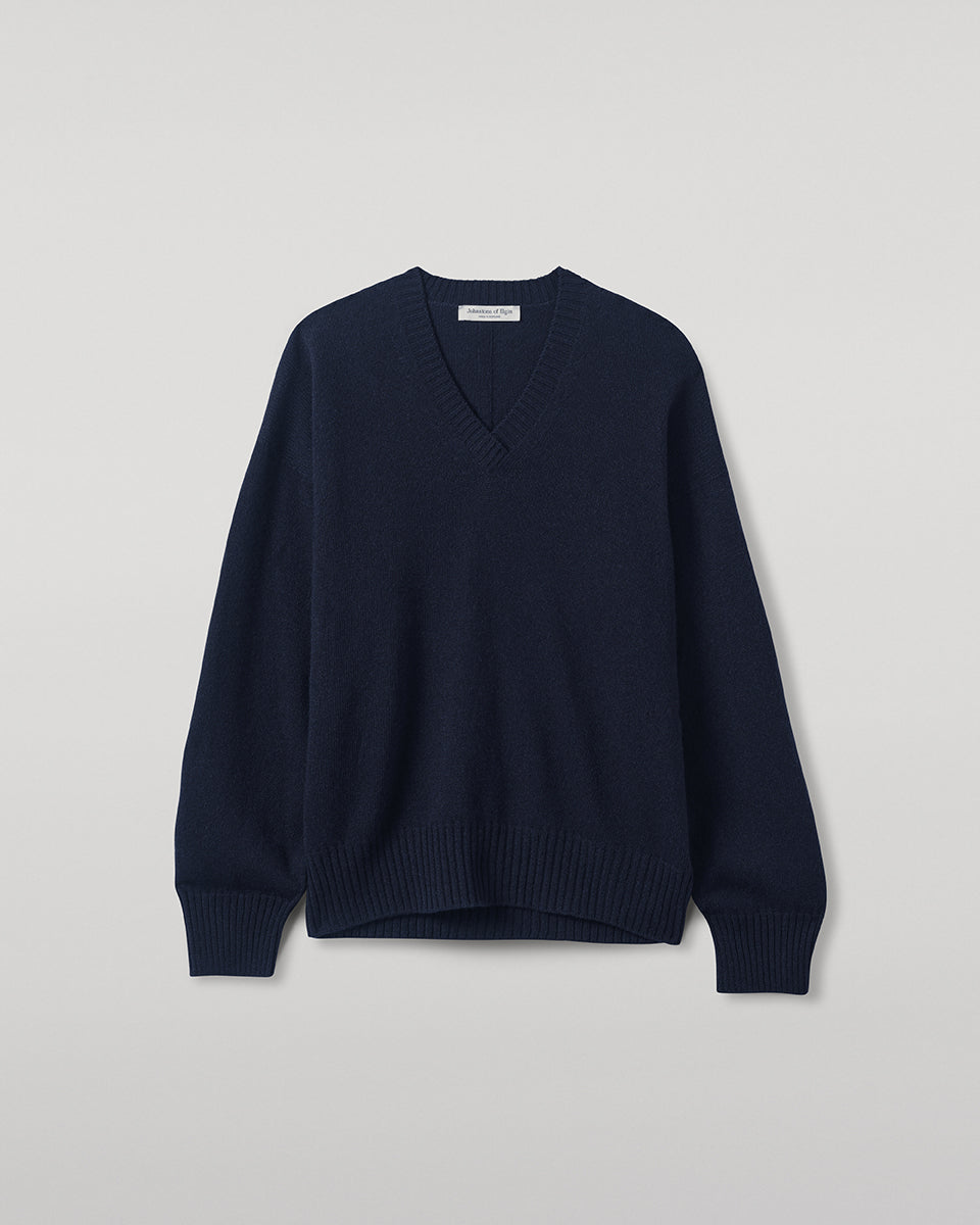 Johnstons of Elgin AW25 Women's Knitwear Dark Navy Gauzy Cashmere Navy V Neck Jumper Close Up KAI05323SD7666