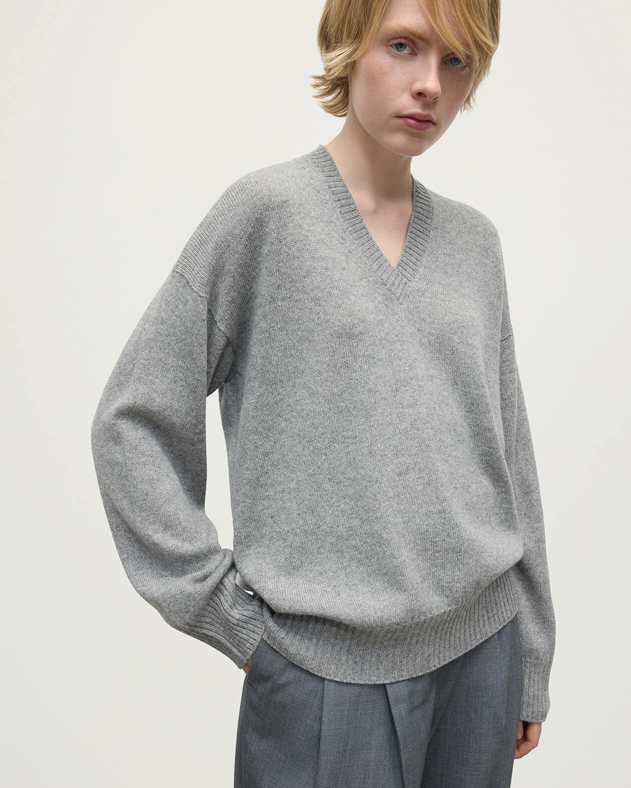 Johnstons of Elgin AW25 Women's Knitwear Light Grey Gauzy Cashmere V Neck KAI05323HA0308