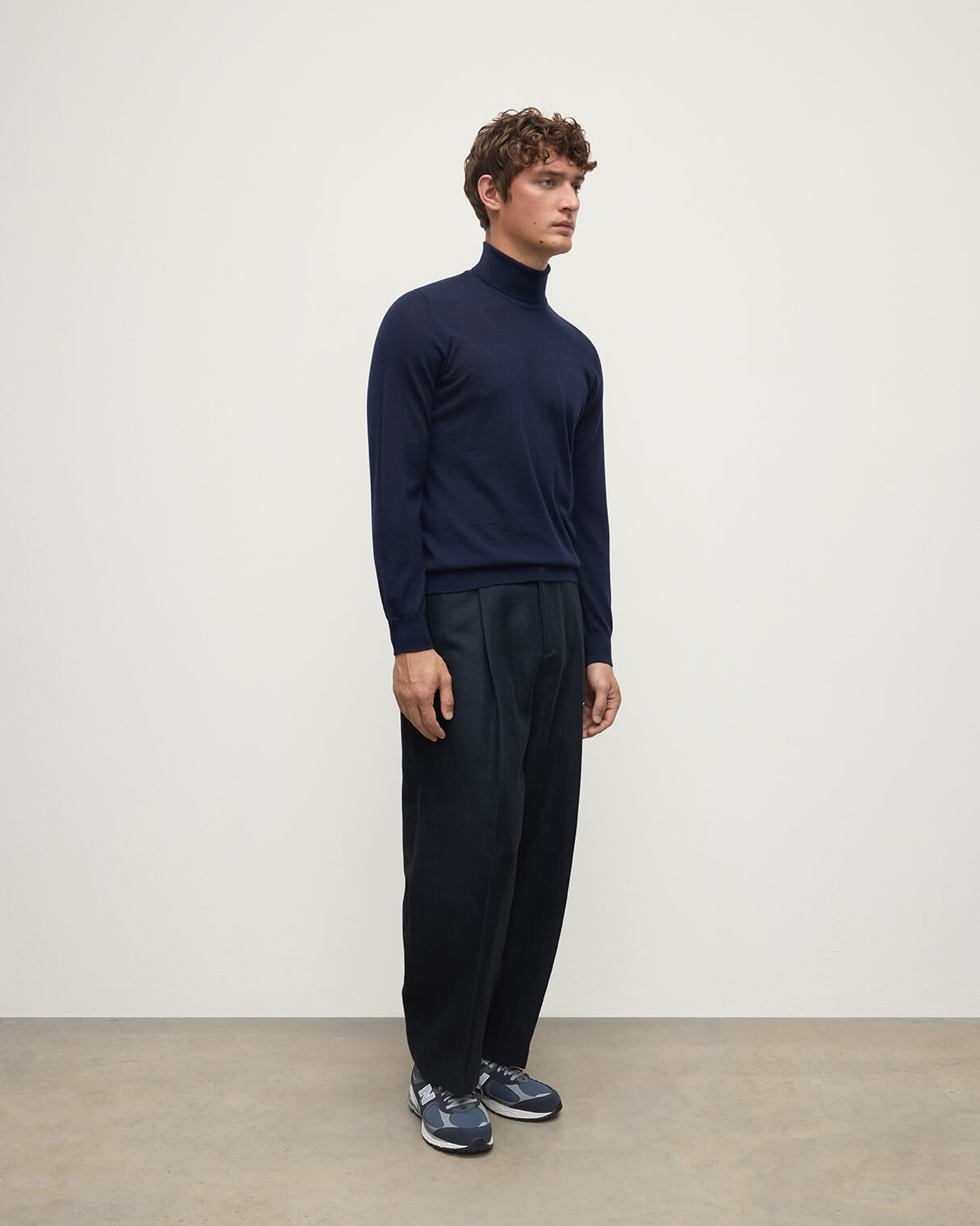 Johnstons of Elgin Men's Superfine Cashmere Roll Neck Sweater in Navy KAI05333SD7600