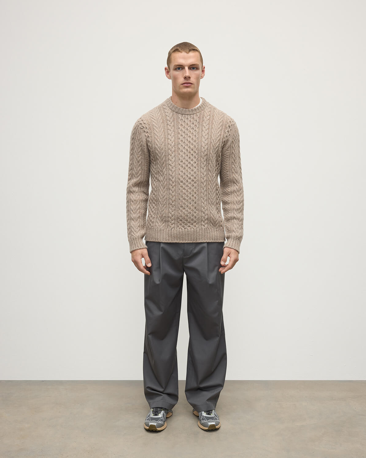 Johnstons of Elgin AW25 Men's Ash Aran Cable Cashmere Jumper KAI05336HB4334