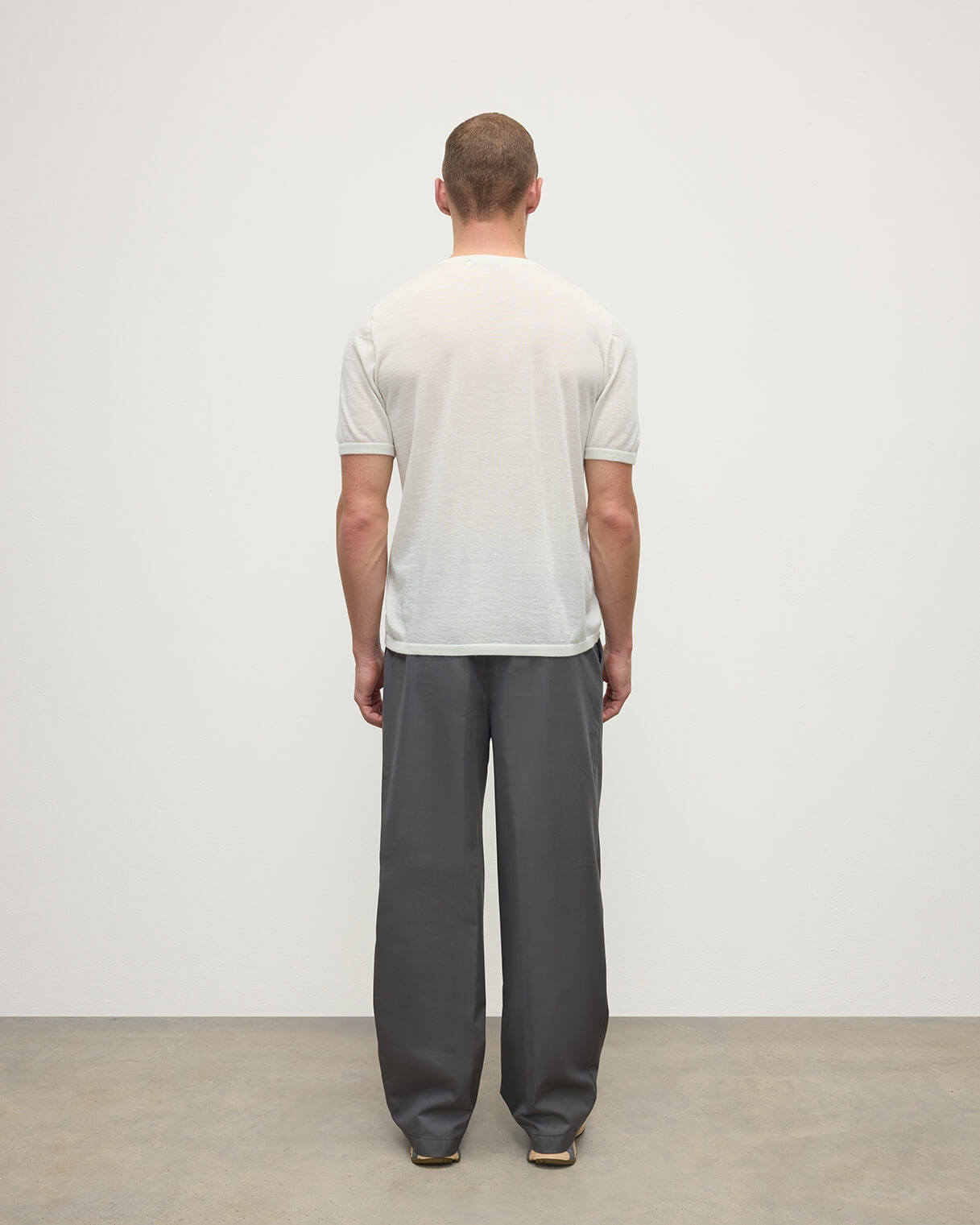 Johnstons of Elgin AW25 Men's Knitwear Zinc White Superfine Cashmere White T-Shirt KAI05595HA0327