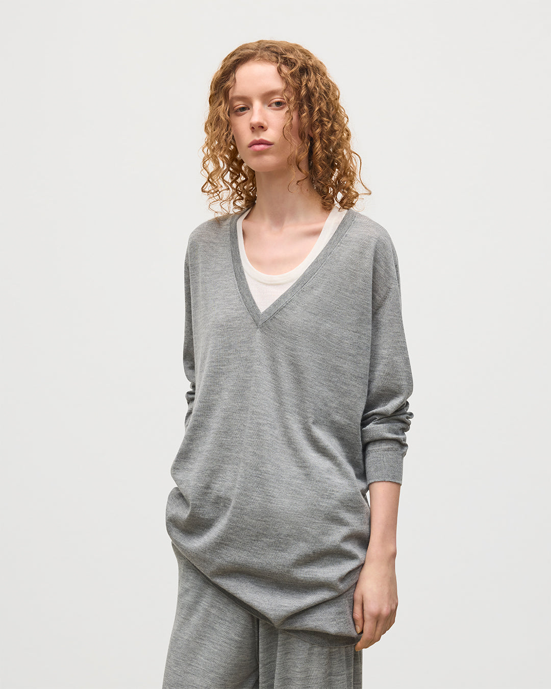 JOHNSTONS OF ELGIN WOMENS ELISE VEE SWEATER GREY 100% SUPERFINE CASHMERE WITH MATCHING TROUSERS KAI05715HA4253