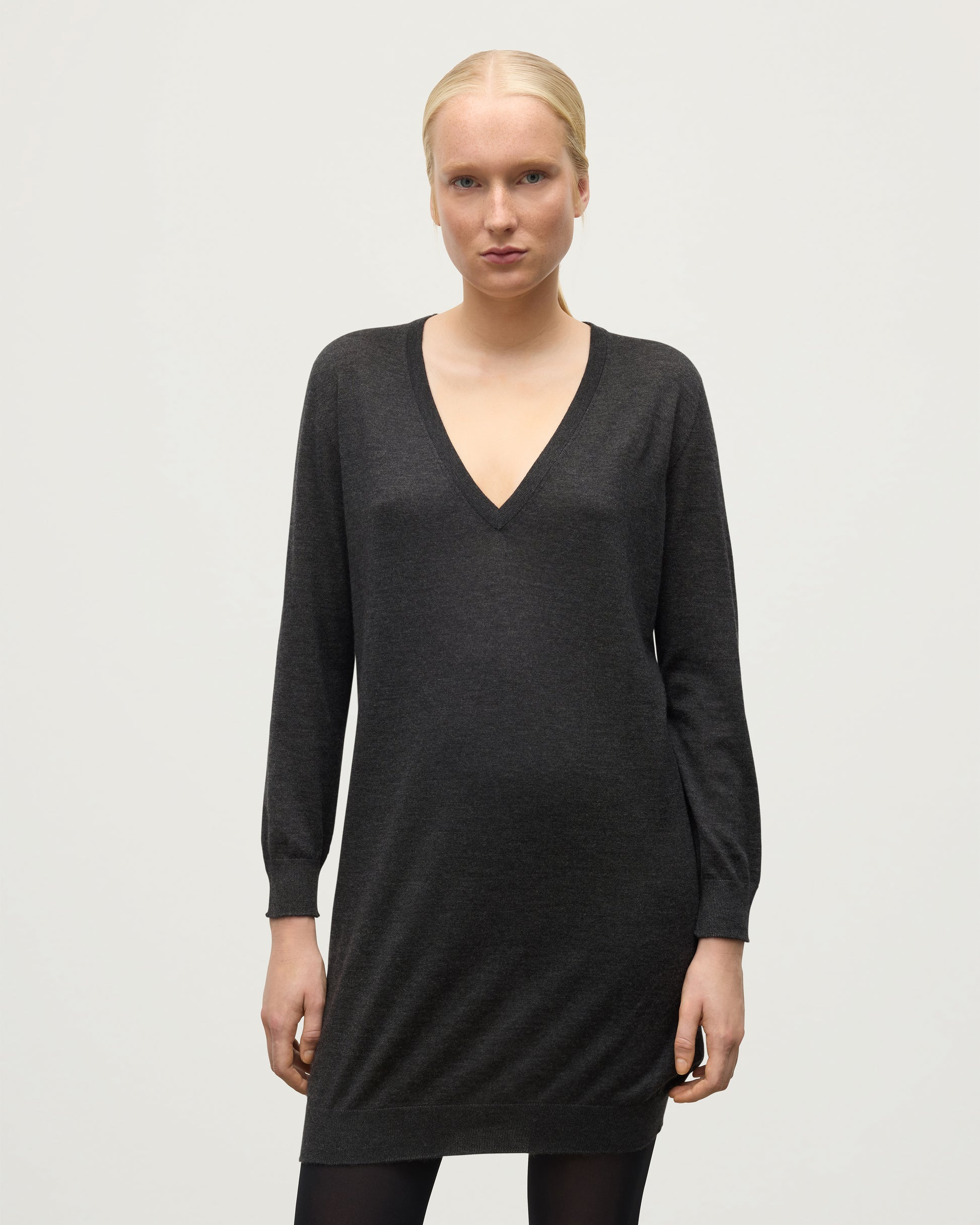 MODEL WEARING JOHNSTONS OF ELGIN WOMENS ELISE VEE SWEATER GREY 100% SUPERFINE CASHMERE KAI05715HA7218