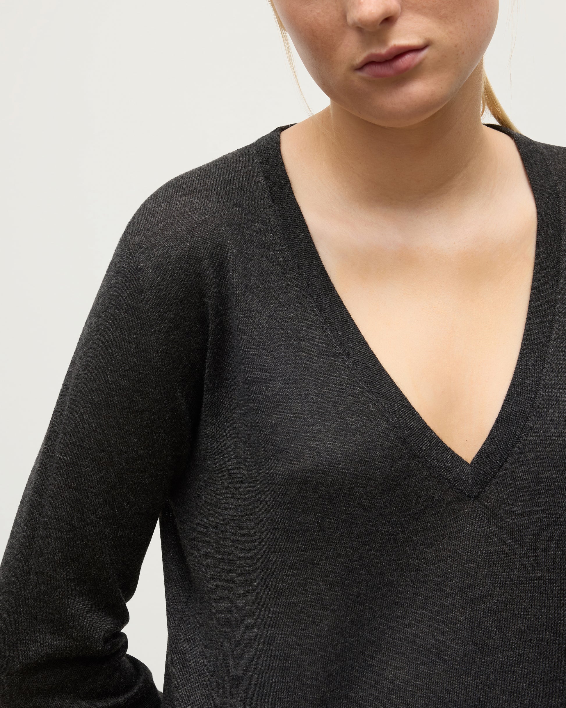 MODEL WEARING JOHNSTONS OF ELGIN WOMENS ELISE VEE SWEATER GREY 100% SUPERFINE CASHMERE KAI05715HA7218