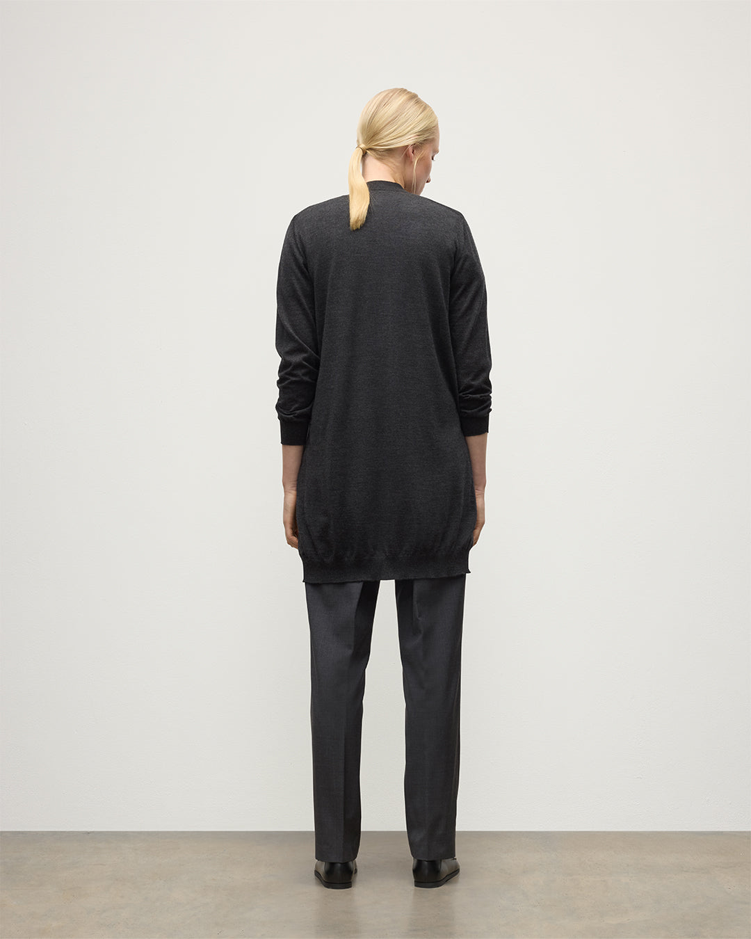 MODEL WEARS JOHNSTONS OF ELGIN WOMENS ELISE VEE CARDIGAN GREY 100% SUPERFINE CASHMERE KAI05716HA7218