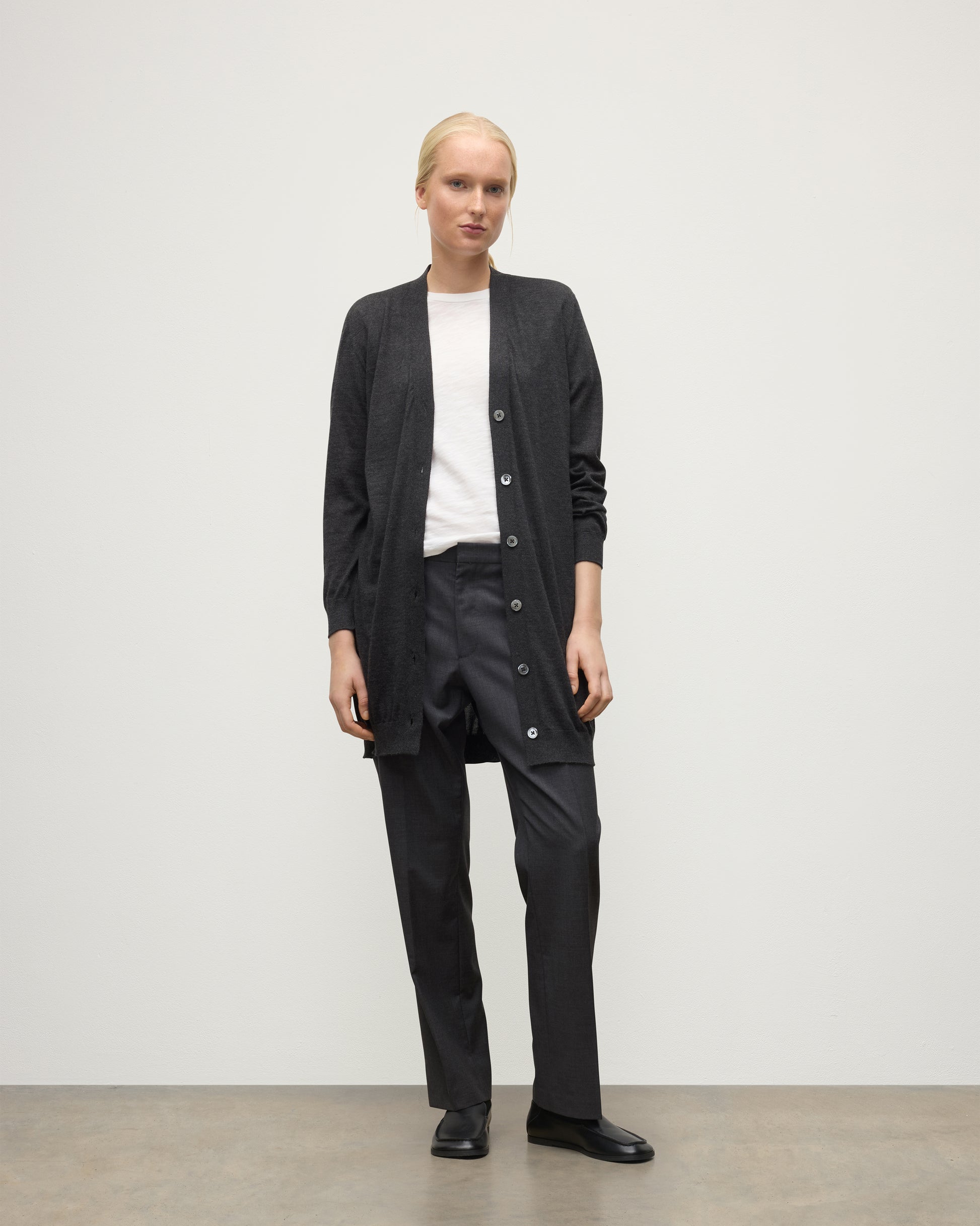 MODEL WEARS JOHNSTONS OF ELGIN WOMENS ELISE VEE CARDIGAN GREY 100% SUPERFINE CASHMERE KAI05716HA7218