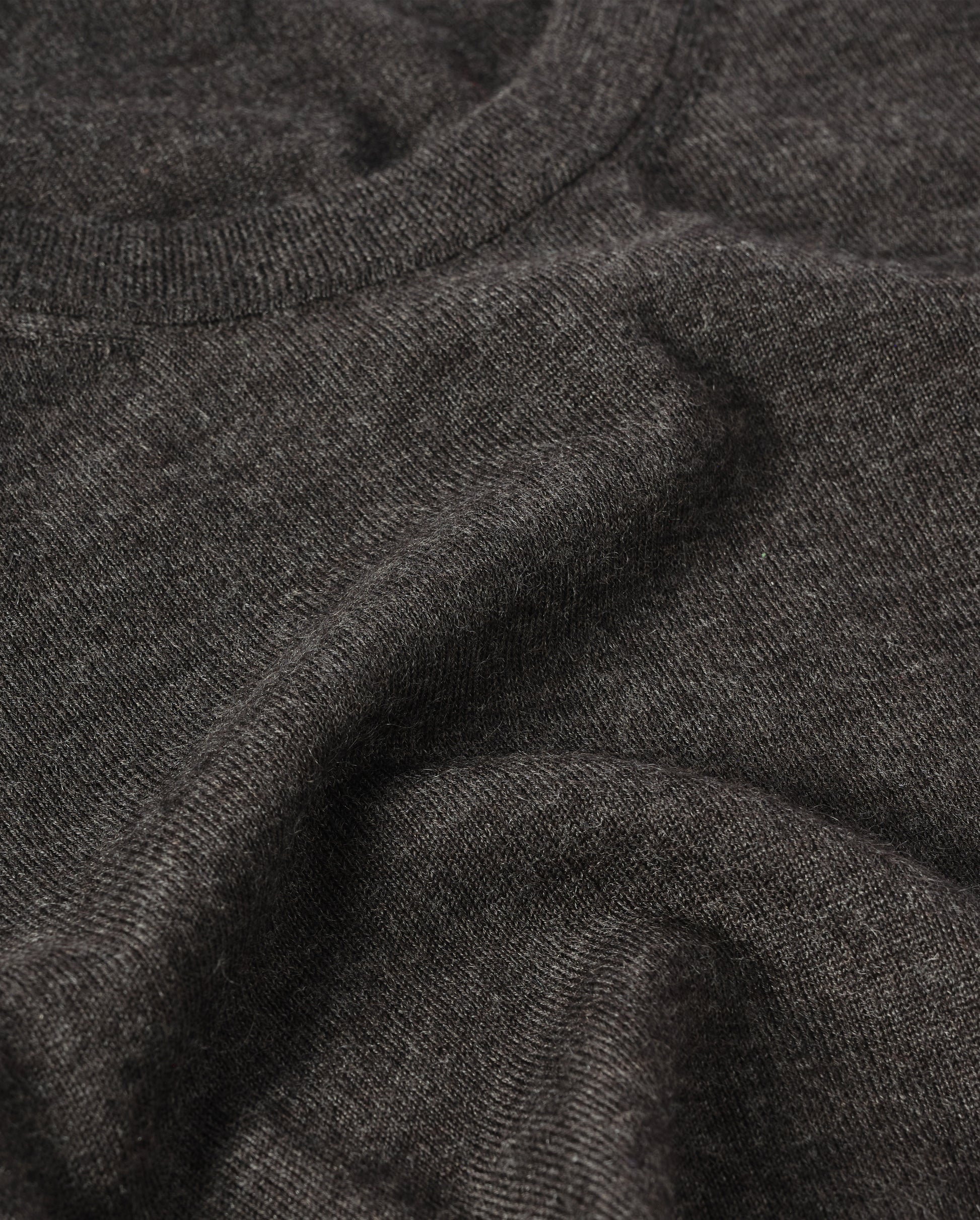 JOHNSTONS OF ELGIN MENS FIN SUPERFINE CREW GREY 100% SUPERFINE CASHMERE OVER A WHITE T-SHIRT  KAI05717HA7218