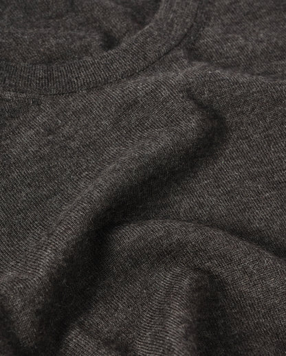 JOHNSTONS OF ELGIN MENS FIN SUPERFINE CREW GREY 100% SUPERFINE CASHMERE OVER A WHITE T-SHIRT  KAI05717HA7218