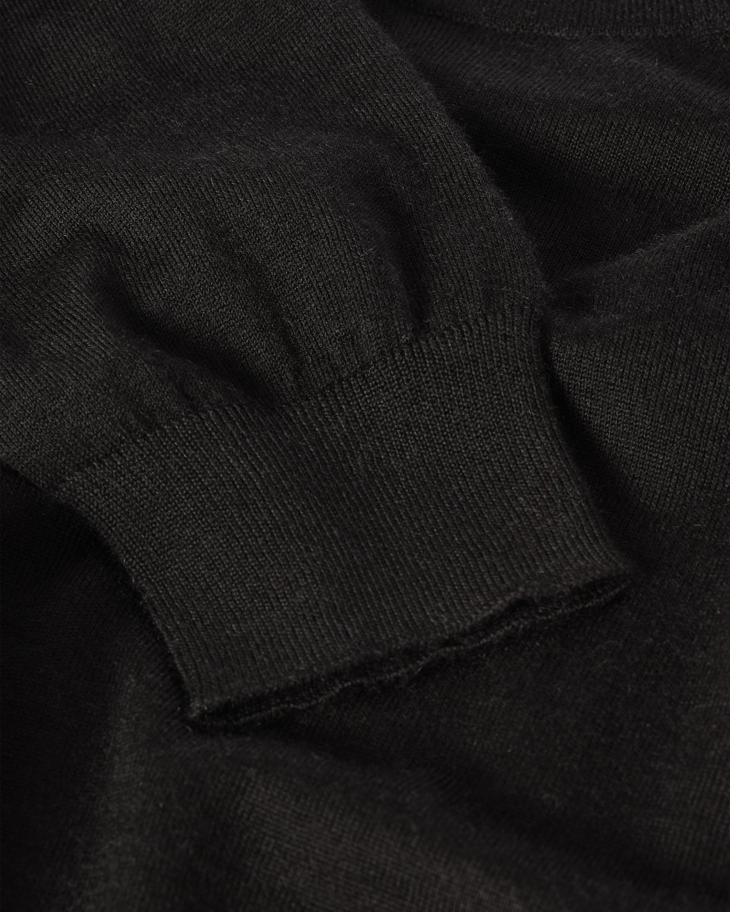 JOHNSTONS OF ELGIN MENS FIN SUPERFINE CREW BLACK 100% SUPERFINE CASHMERE KAI05717SA7146