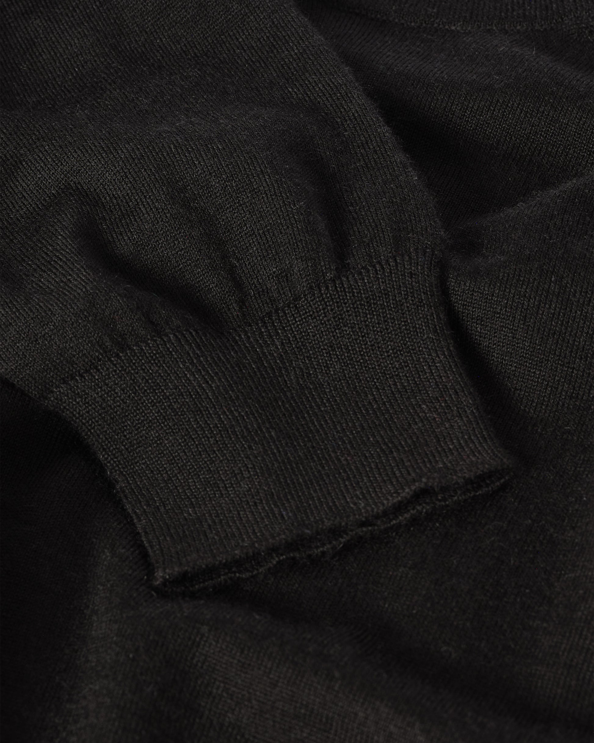 JOHNSTONS OF ELGIN MENS FIN SUPERFINE CREW BLACK 100% SUPERFINE CASHMERE KAI05717SA7146