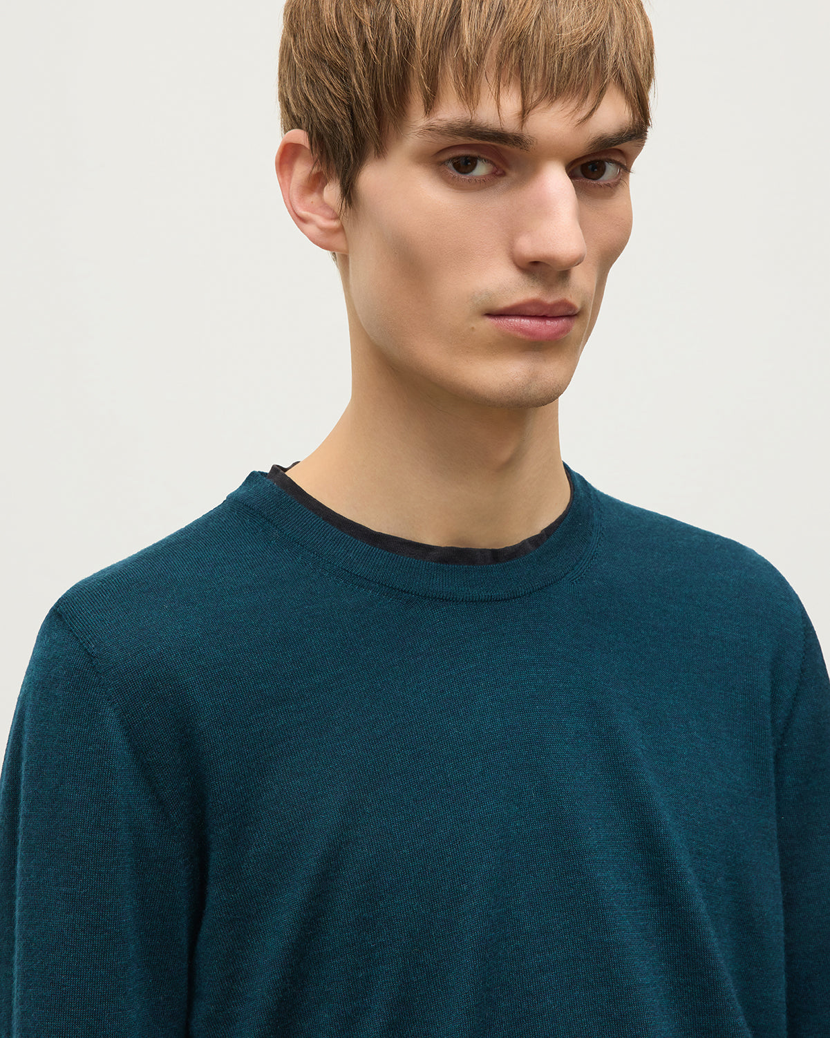 JOHNSTONS OF ELGIN FIN CREW SUPERFINE CASHMERE CREW NECK SWEATER - 3 PLY BOTTLE GREEN 100% CASHMERE KAI05717SC7344