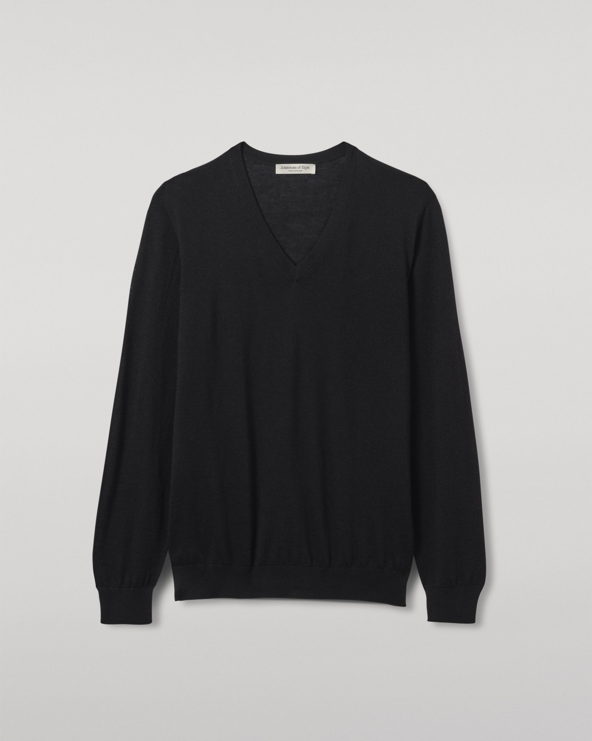 MENS FIN SUPERFINE VEE NECK BLACK 100% SUPERFINE CASHMERE BY JOHNSTONS OF ELGIN KAI05744SA7146