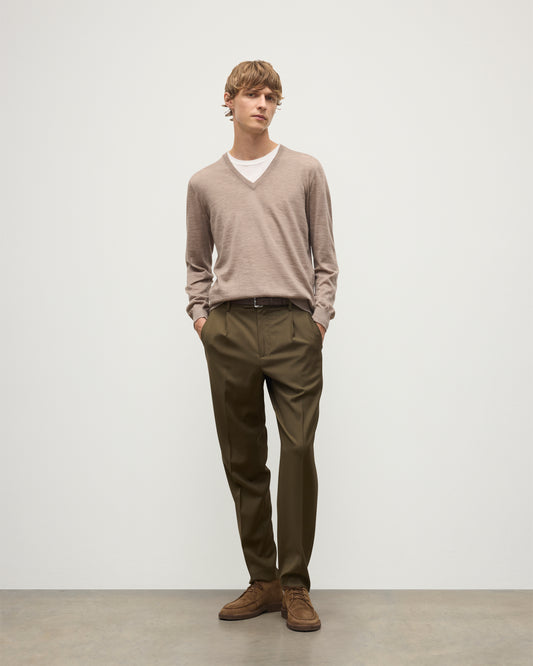 MENS FIN SUPERFINE VEE NECK LIGHT BROWN 100% SUPERFINE CASHMERE BY JOHNSTONS OF ELGIN, WORN OVER A WHITE T-SHIRT WITH OLIVE GREEN TROUSERS  KAI05744HB0273