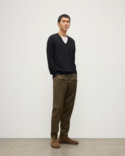 MENS FIN SUPERFINE VEE NECK BLACK 100% SUPERFINE CASHMERE BY JOHNSTONS OF ELGIN, OVER A WHITE T-SHIRT WITH OLIVE GREEN TROUSERS KAI05744SA7146