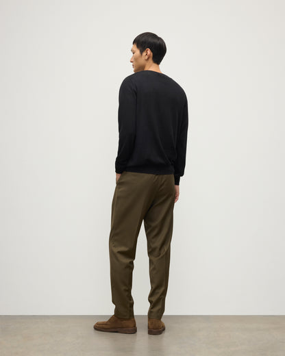 MENS FIN SUPERFINE VEE NECK BLACK 100% SUPERFINE CASHMERE BY JOHNSTONS OF ELGIN, OVER A WHITE T-SHIRT WITH OLIVE GREEN TROUSERS KAI05744SA7146