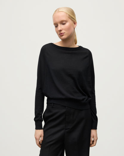 WOMENS FINOLA SWEATER BLACK 100% SUPERFINE CASHMERE ON A MODEL KAI05789SA7146