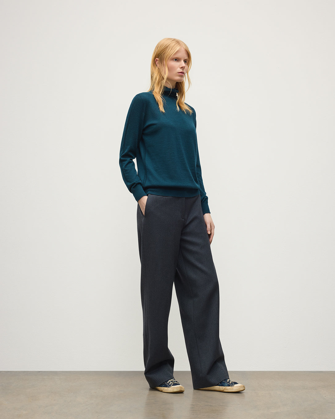 JOHNSTONS OF ELGIN BEATRICE FUNNEL SWEATER SUPERFINE CASHMERE FUNNEL NECK SWEATER WITH LINKS STITCH DETAIL - 3 PLY BOTTLE GREEN 100% CASHMERE KAI05951SC7344