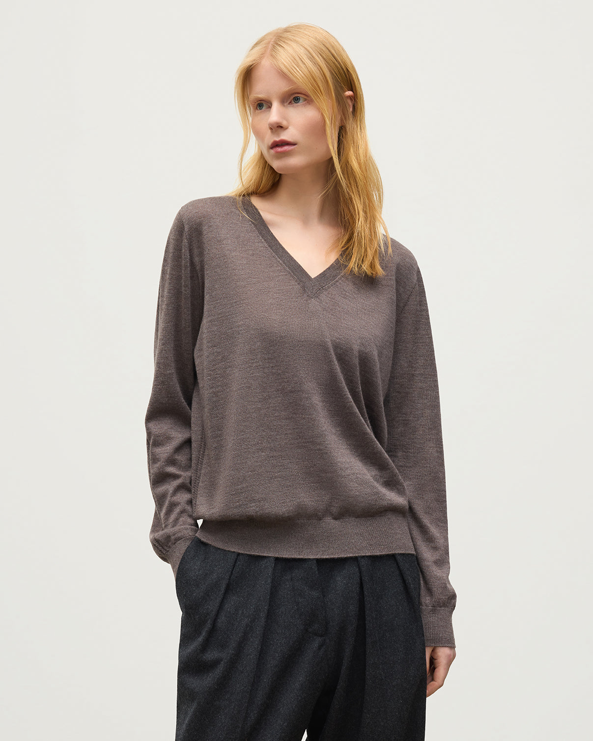 JOHNSTONS OF ELGIN BEATRICE VEE SWEATER SUPERFINE CASHMERE VEE NECK SWEATER WITH LINKS STITCH DETAIL - 3 PLY BROWN 100% CASHMERE KAI05972HB7092