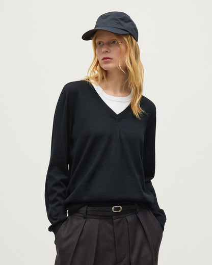 JOHNSTONS OF ELGIN BEATRICE VEE SWEATER SUPERFINE CASHMERE VEE NECK SWEATER WITH LINKS STITCH DETAIL - 3 PLY BLACK 100% CASHMERE KAI05972SA7146
